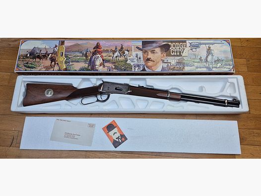 Très belle Winchester commémorative « Shérif Bat Masterson » – Carabine de selle modèle 1894 – Arme de 1979 – 8.000 exemplaires seulement – Cal. 30-30 Win – RARE Boite d&rsquo;origine en BE+ – Arme à l&rsquo;état de quasi neuf – TBE+++