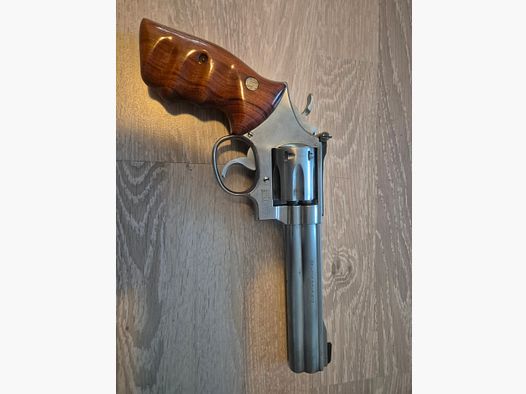 Revolver von Smith & Wesson 617