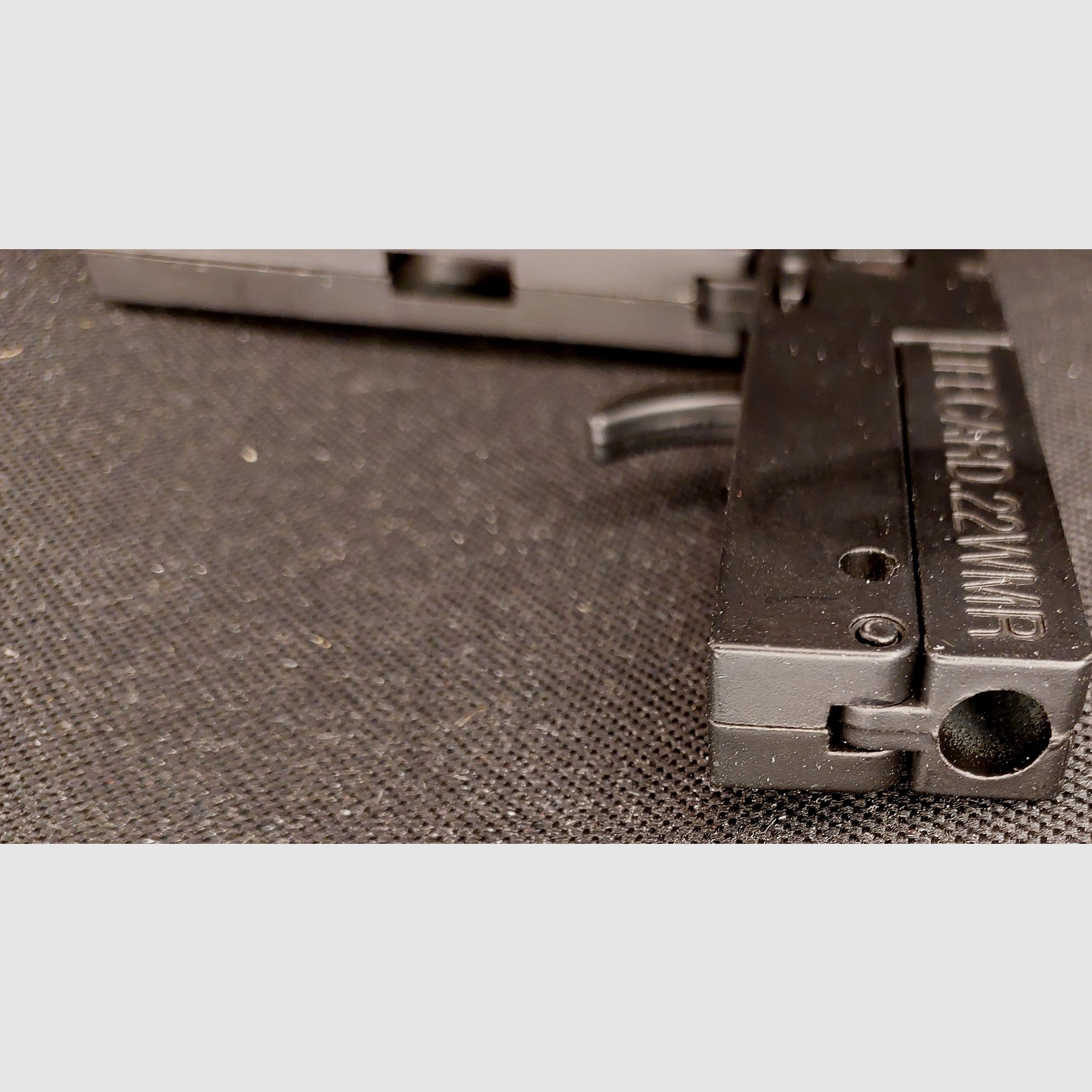  „LifeCard .22 WMR“ (Derringer‑Nachbau der Firma GG) Deko-/Spielzeugpistole aus Gussmetall.