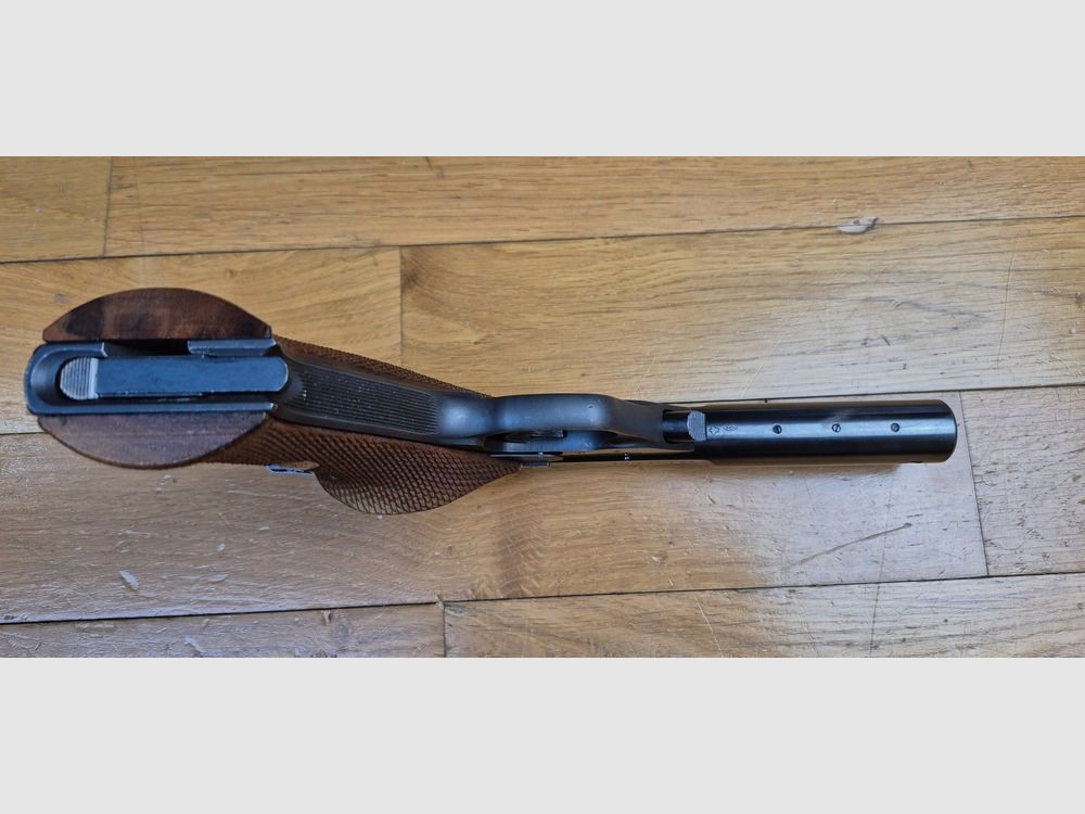 Très Beau pistolet semi automatique Hi-Standard made in USA – Modèle Supermatic Citation en .22LR – Arme de 1958 – Plaquettes noyer quadrillées main d&rsquo;origine non remplacées – Bronzage 98% – Canon mi-lourd miroir en 5.5 pouces avec superbes rayures – État excellent – TBE++, image 7 sur 23