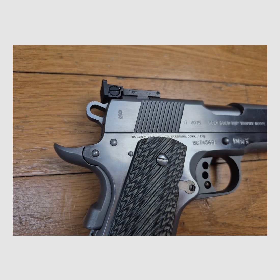 Wunderschöner Colt 1911 Gold Cup « National Match » Trophy – Waffe von 2015 – Kal. .45 – Vollständig inox – Exemplar vorbereitet mit Bushing Briley und Brownells Federkit – G10 Griffschalen in Grau – Einstellbarer Abzug – Makellose Oberflächen und vernickelter Lauf – Geliefert in seiner kompletten Originalkoffer – Zustand nahezu neu!, Bild 16 von 20