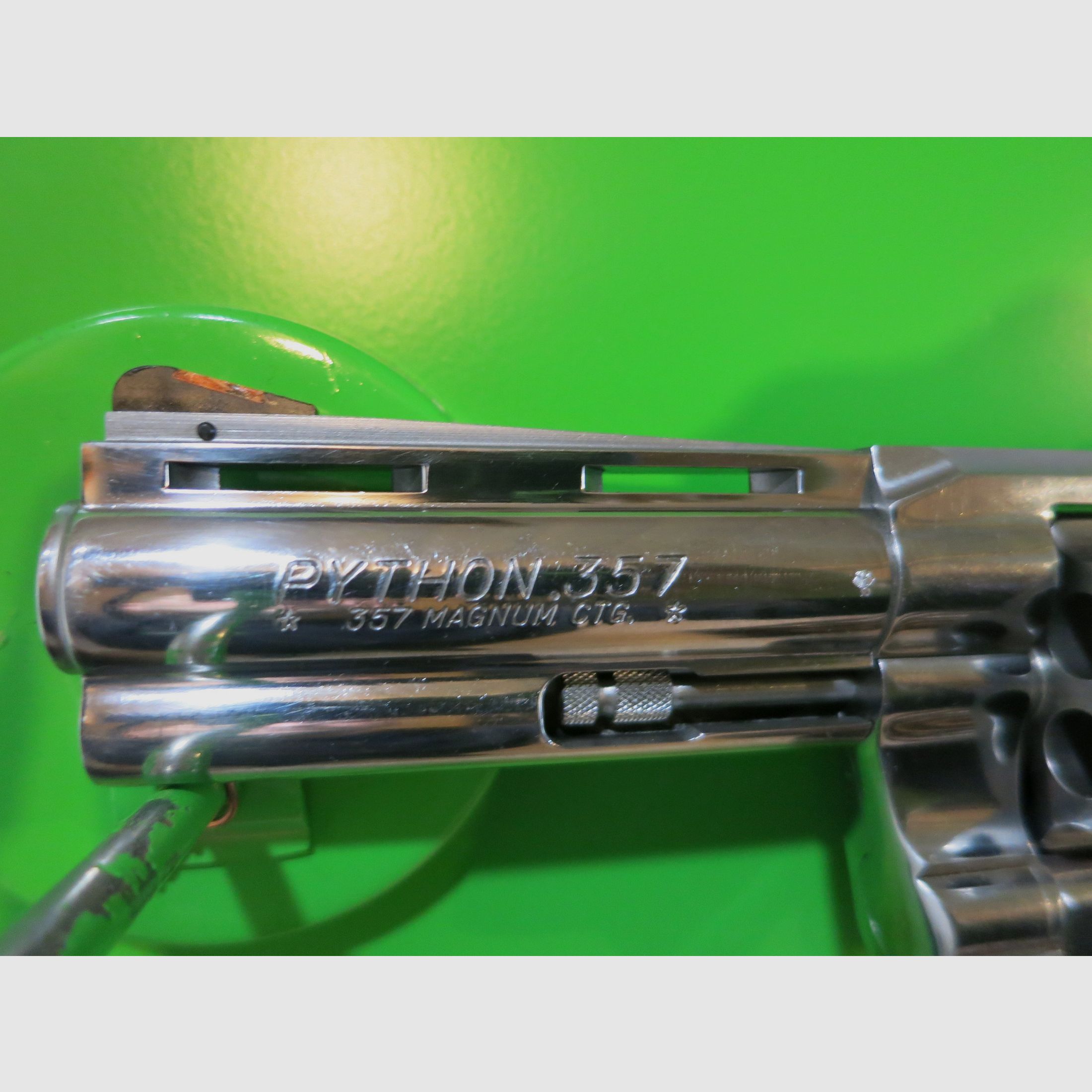 Revolver COLT PYTHON, Stainless (Hochglanzpoliert), .357 Magnum, 4" Lauf, Gummi-Sportgriff   #25-
