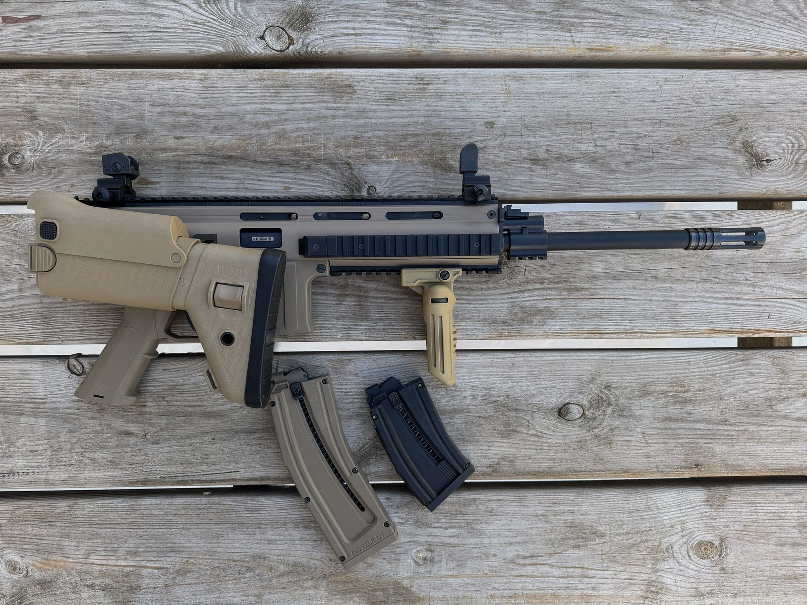 Carabina de auto-carga, ISSC MK22 desierto estándar MFD, .22lr.