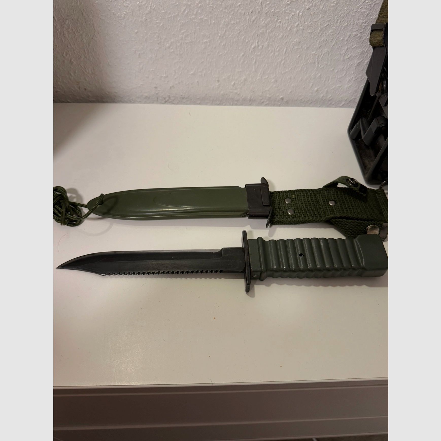 Baïonnette militaire / couteau de combat avec denture de scie + fourreau – pièce de collection
