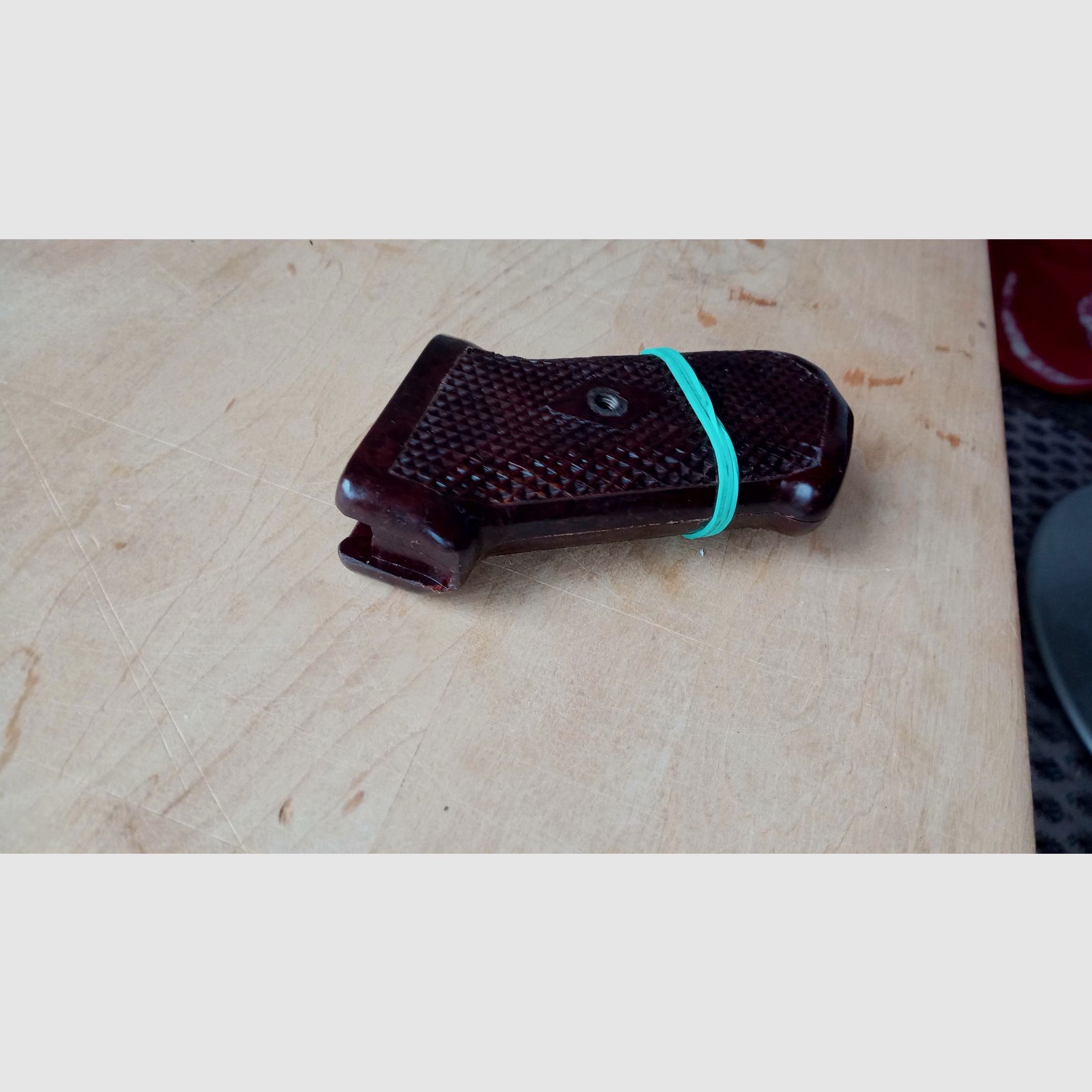 Original AK47 Typ 1 Griff aus Bakelit / zusammengehörige Griffschalen