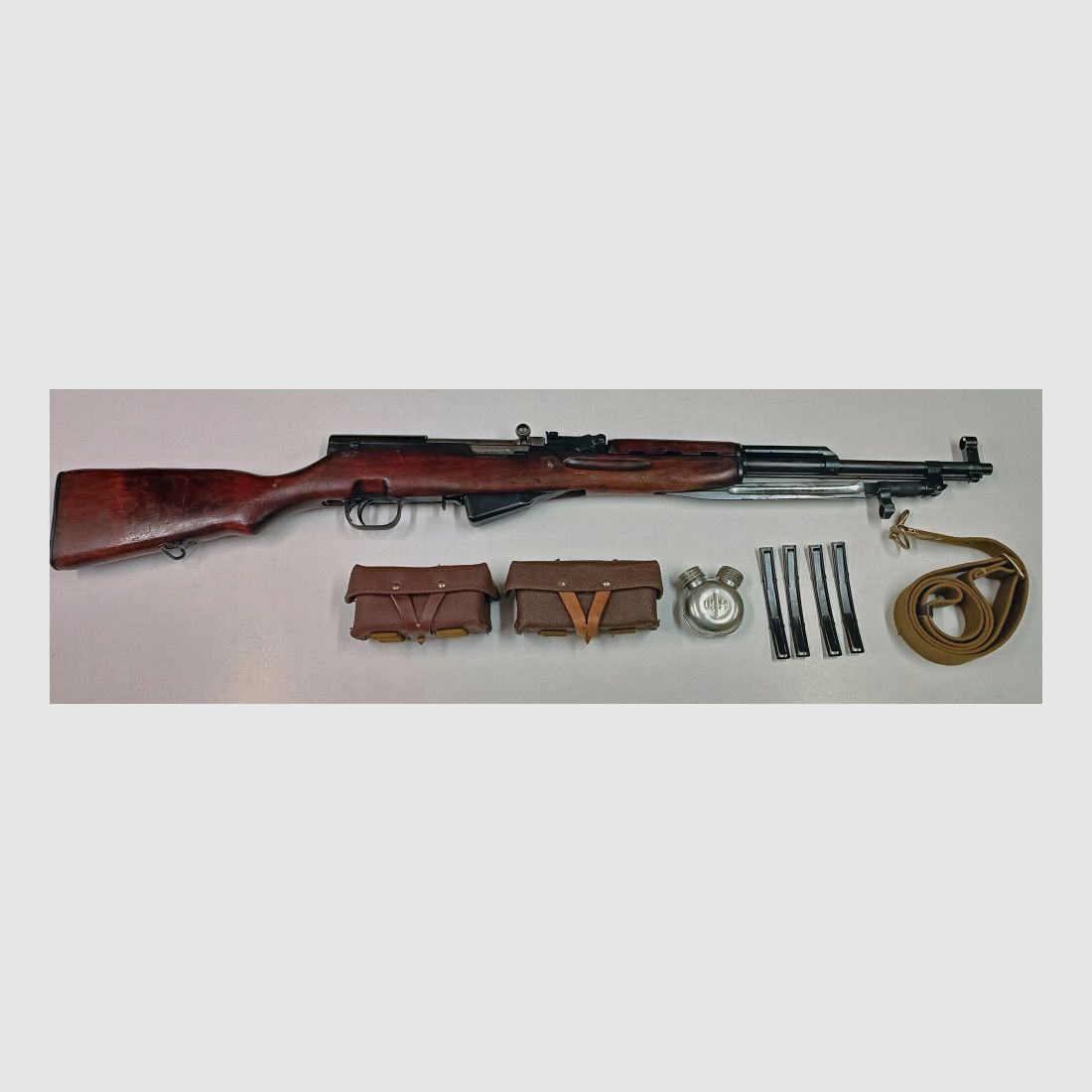 Rifle semiautomática Simonov SKS-45, cal. 7,62x39, completamente numerada, incluyendo accesorios
