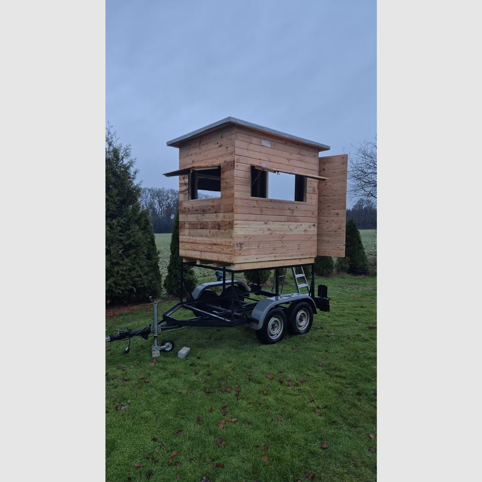 Mobile, fahrbare Jagdkanzel aus Lärchendielen