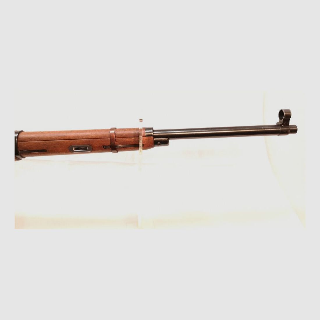 Karabin treningowy Mosin Nagant - karabin treningowy, z numerami zgodnymi, przedni metalowy uchwyt w kolorze brązowym.