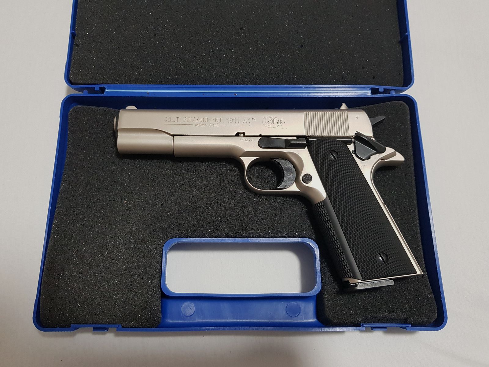 Original Colt Government 1911 A1 Schreckschuss Pistole 9mm PAK vernickelt Org. Koffer 317.02.33 Kontakt: yardsalez@proton.me