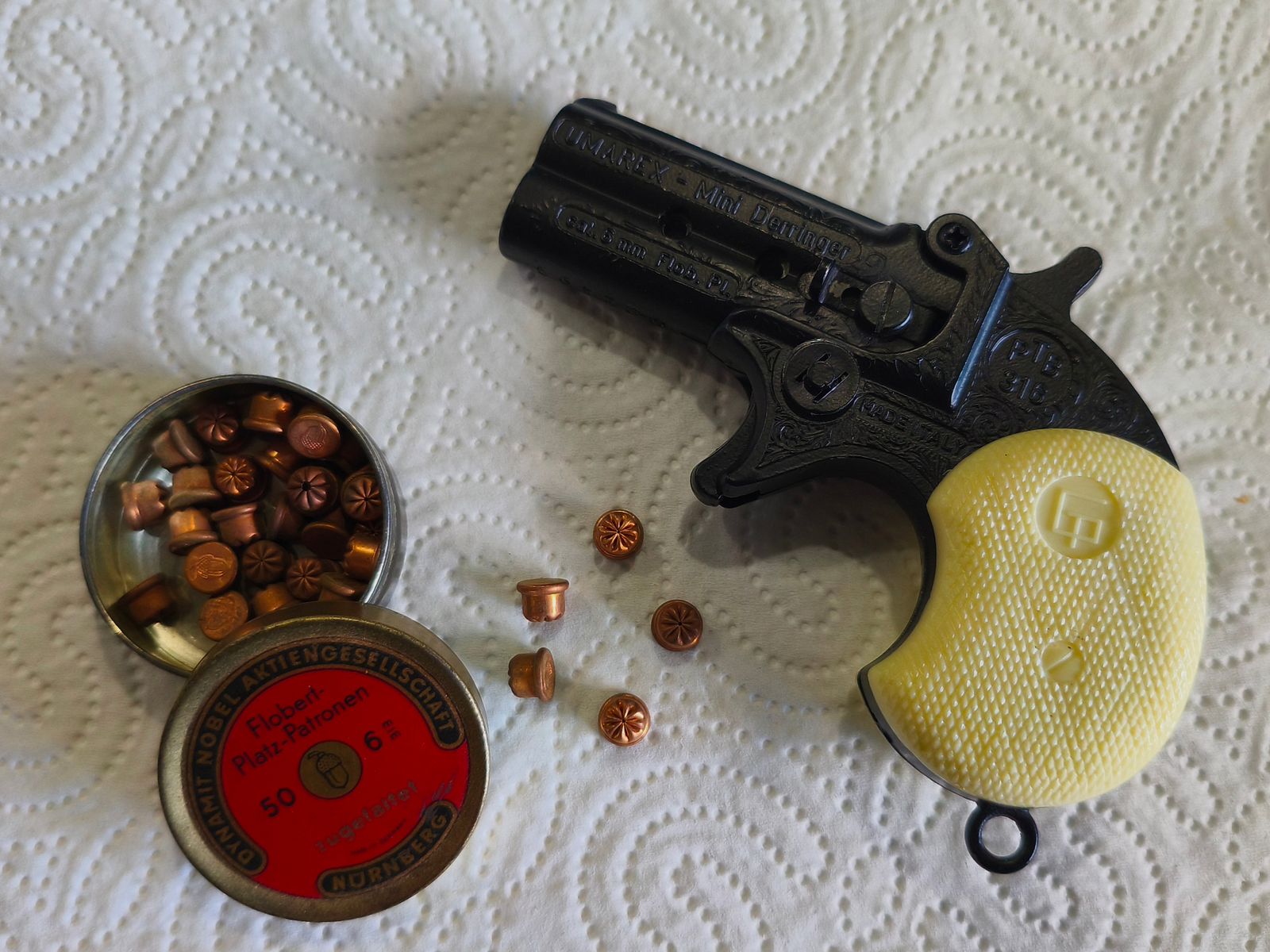 Derringer 6mmK, mit alten Platzpatronen 