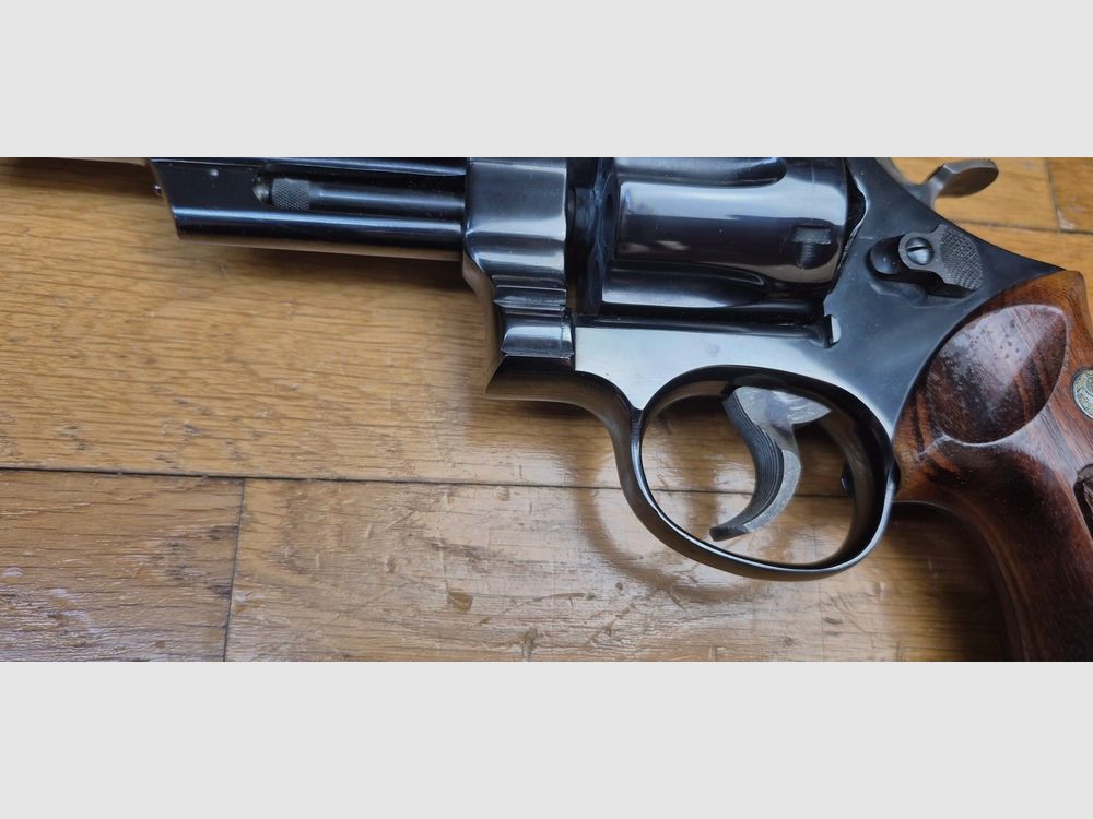 Mythischer Revolver Smith&Wesson Modell 27-2 – Kal. .357Mag – Waffe aus 1976/77 – Qualität und Mechanik, die heute nicht mehr zu finden sind – Revolver des FBI und der Polizei – Lauf von 5 Zoll, gerippt – Wunderschöne glänzende schwarze Brünierung – Ausnahmewaffe für Ausnahme-Schützen – TBE++ Quasi neu!, Bild 22 von 24