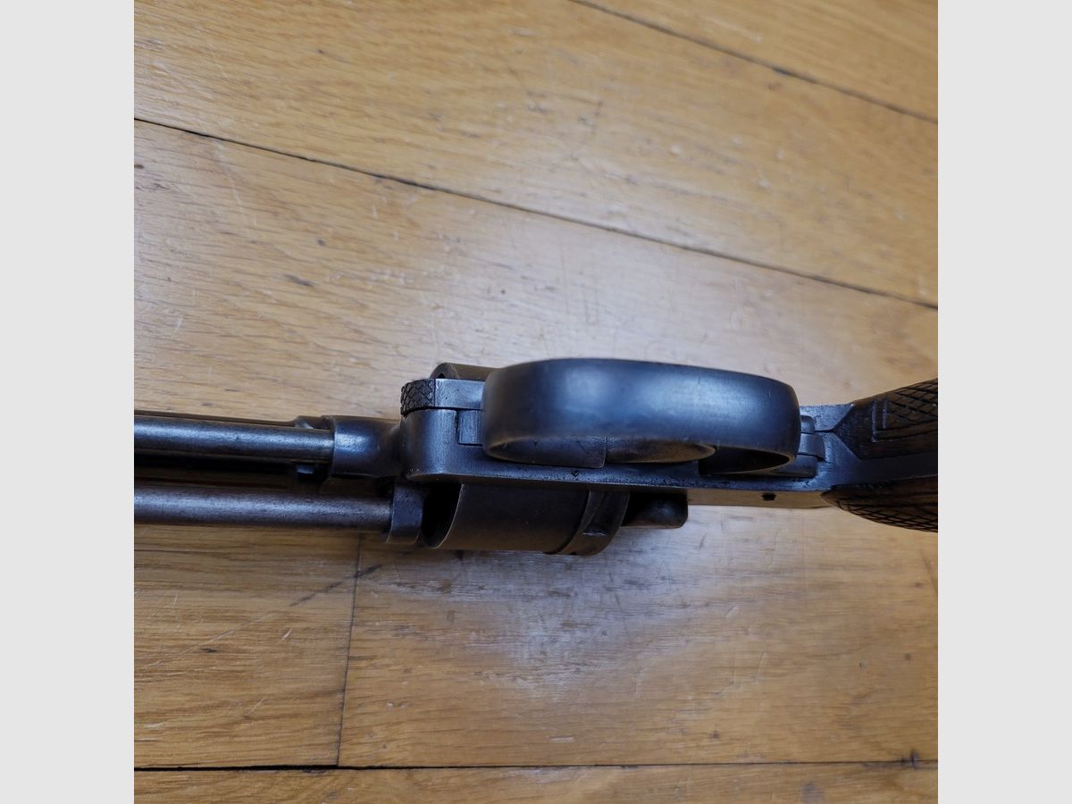 Schöner Revolver Rast & Gasser Mod 1898 – Kaliber 8 mm Gasser – Reglementär – 8-Schuss Trommel – eine der letzten Fabrikationen während des Ersten Weltkriegs – Chrom-Mobylène-Stahl – guter Originalbrünierung – Exzellente Mechanik – Top-Indexierung und Spiel – TBE+, Bild 10 von 19