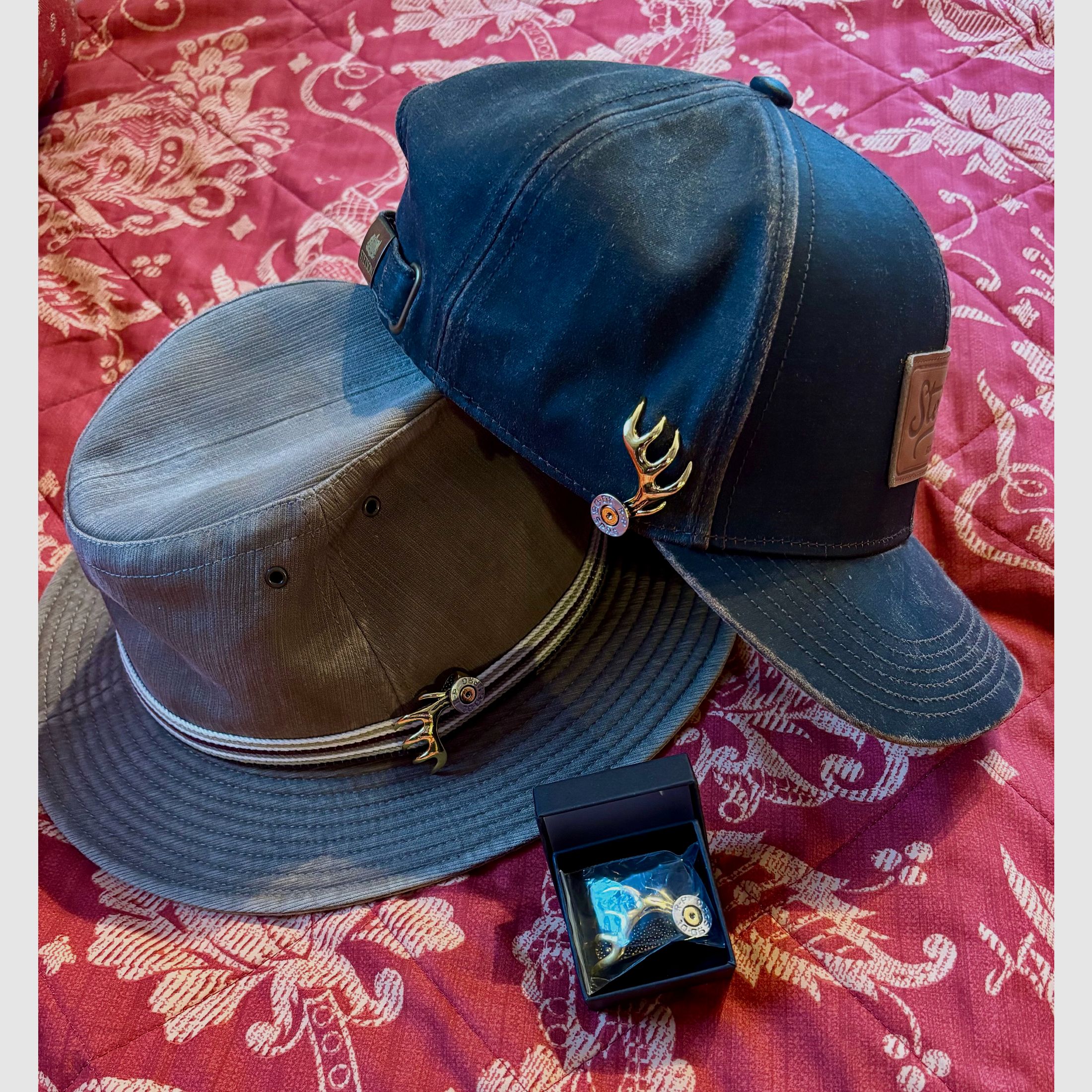 Hut- bzw. Kragen-Anstecker „Patrone „.30.06 Springfield mit Geweihstange edel und selten