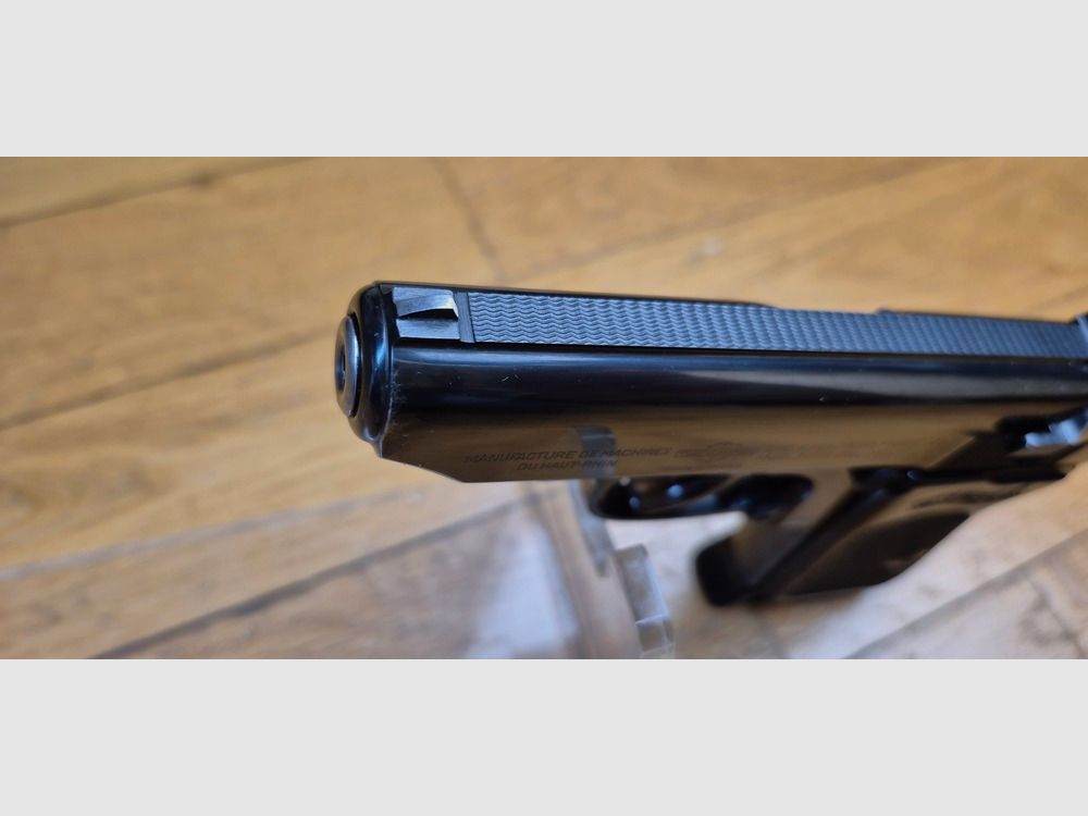Sehr schöne und seltene Walther PPK von Manurhin unter exklusiver Lizenz von Walther – Kaliber 22LR (sehr selten) – Wunderschöne Brünierung – Wahrscheinlich Polizeitrainingswaffe – 2 Magazine mit 10 Schuss, davon eines mit Fingerverlängerung – Entspannungs-Sicherung – Spiegel-Lauf – Etui mit Aufdruck der bayerischen Polizei – Riemenring – Zustand nahezu neu! TBE+++, Bild 16 von 30