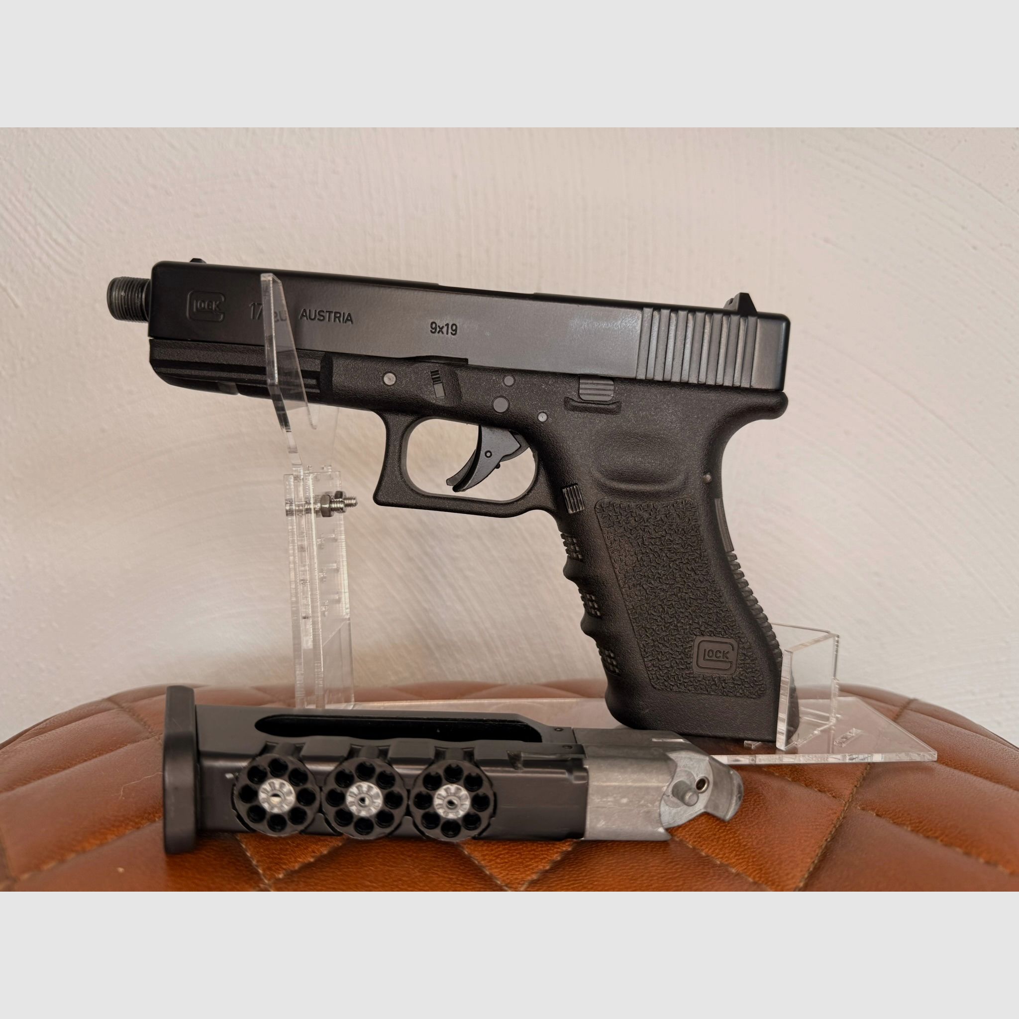 Glock 17 mit Laufgewinde Co2-Pistole Kaliber 4,5 mm Stahl BB / Diabolo Blowback (P18) + Schalldämpfer