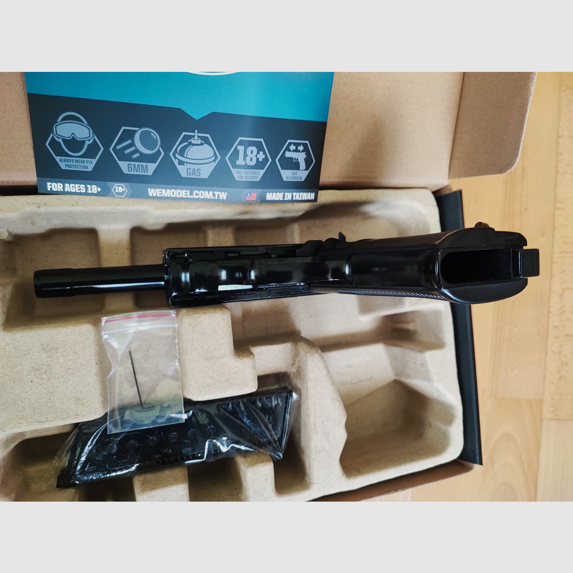 WE Walther P38 WW2 Full Metall GBB Airsoft Gun plus Zubehör