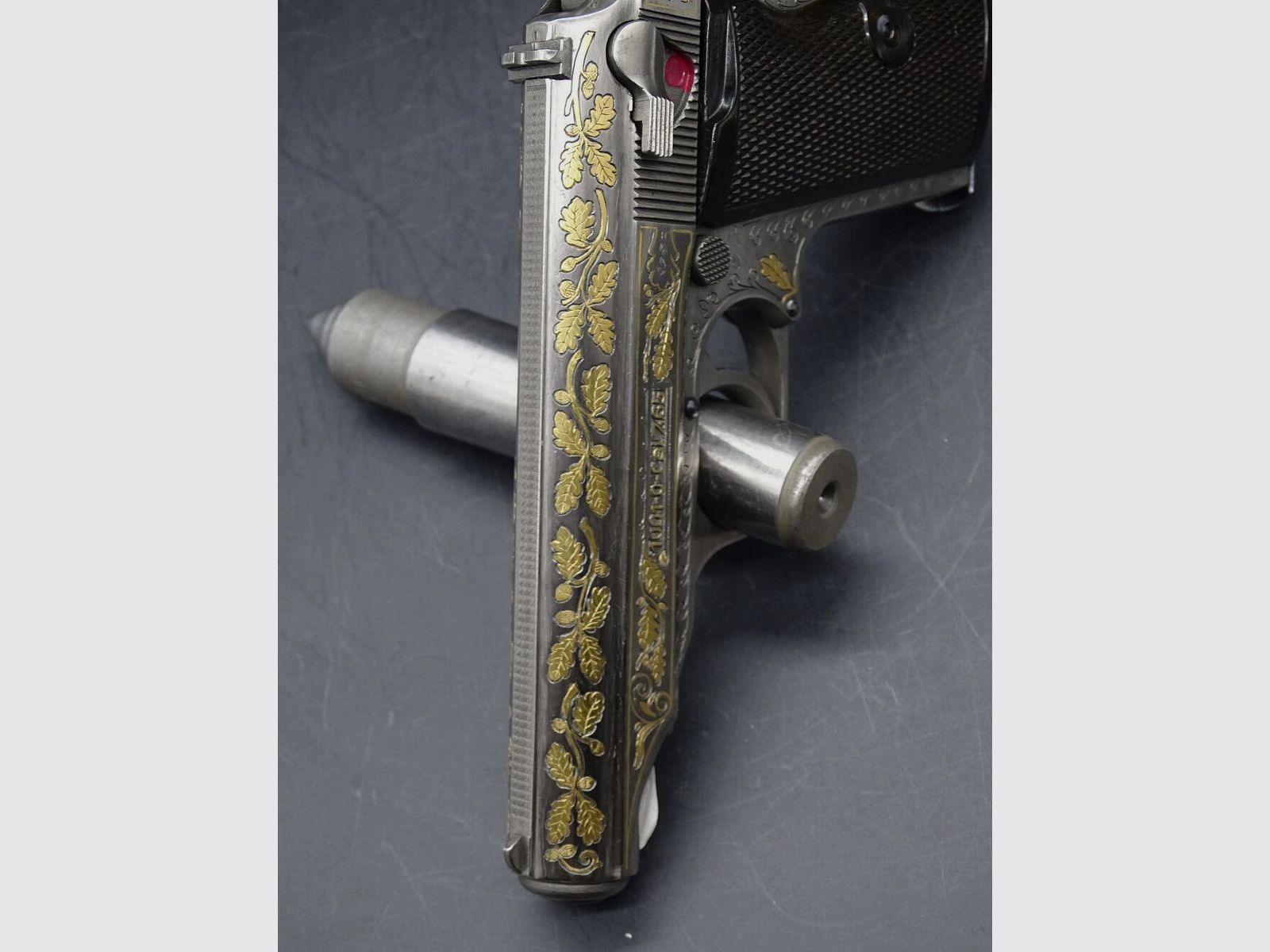 Walther PP DDR KKV 1001 Eichenlaubgravur in Gold Kaliber 7,65mm Brow. PP DDR KKV 1001