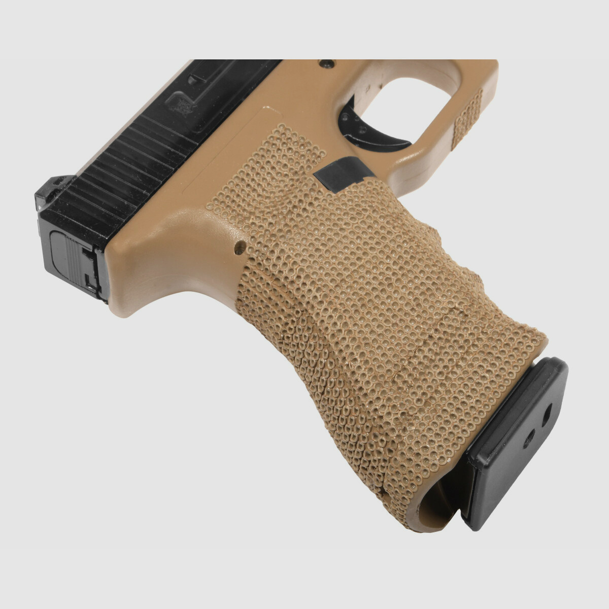P02 GBB Airsoft Pistole in Tan | Delta Armory