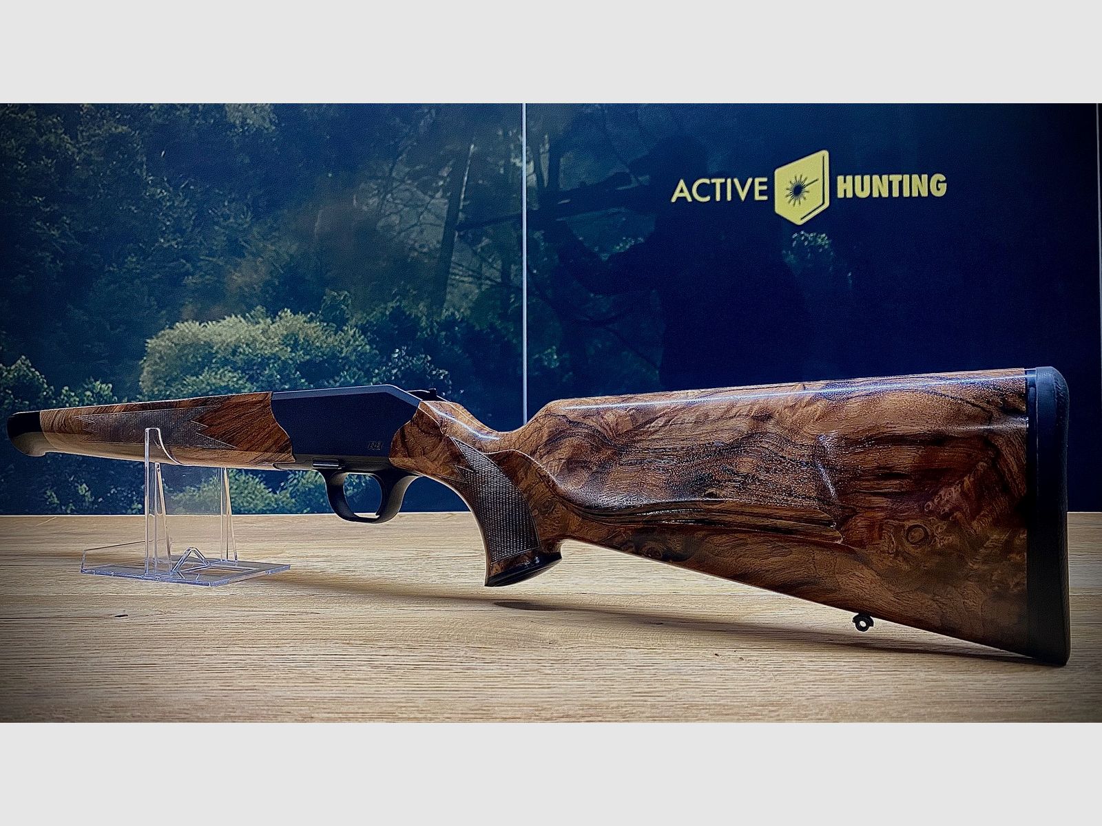 Blaser R8 Schaft / Holzklasse 7 / Bayrische Doppelfalzbacke / glänzendes Finish / Logo Schwarz