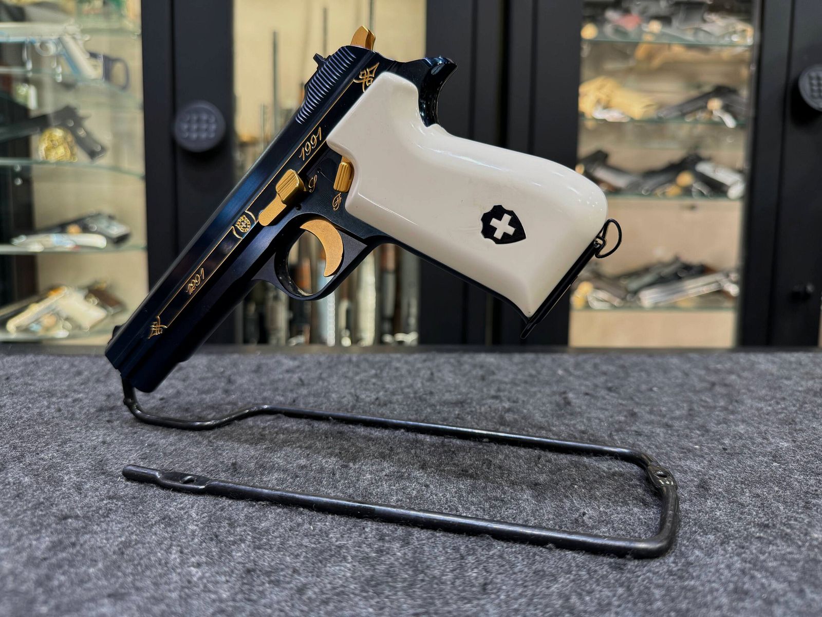 SIG P210 Herdenkingsmodel 700 Jaar Zwitserse Confederatie, afbeelding 8 van 12