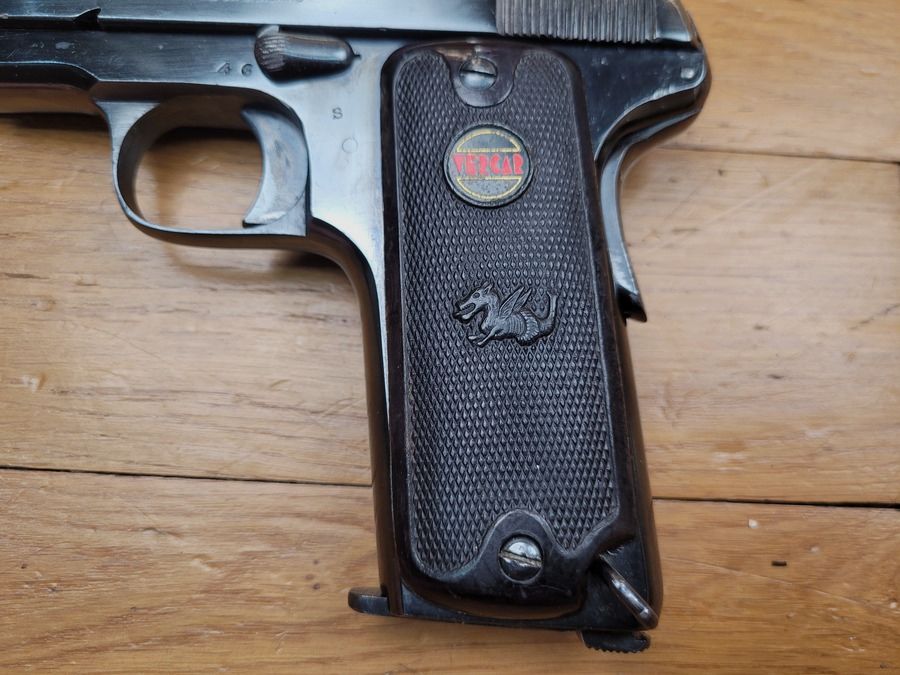 Très rare pistolet semi-automatique Verney Carron Vercar 2202 – cal 7,65 mm – canon et mécanique top – très beau bronzage des fusils de chasse de la marque – Arme à triple sécurité et indicateur de chargement – belles plaquettes au Dragon – Très rare et TBE+, image 3 sur 15