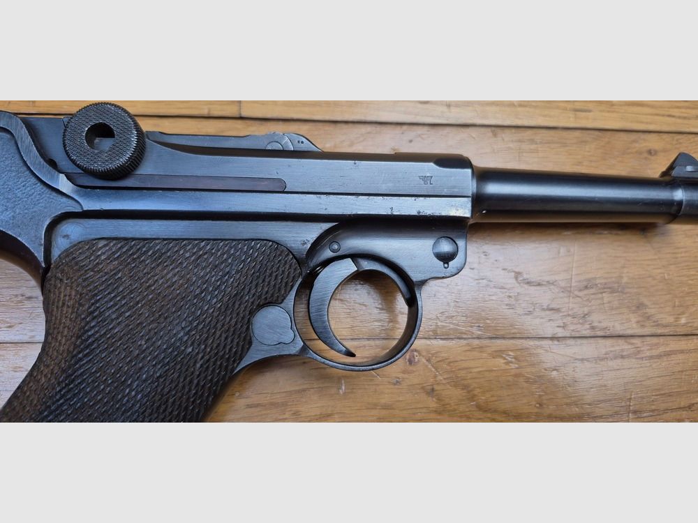 Très rare Luger P08 dit « Mauser Banner » – Arme de « Police » de fabrication Mauser en 1942 – Calibre 9×19 – Une des 25.165 arme de Police SS type Front Est – Une des 5.550 marquées « 1942 » à « l&rsquo;Aigle+L » – État esthétique et mécanique exceptionnel – TBE+++, image 31 sur 33