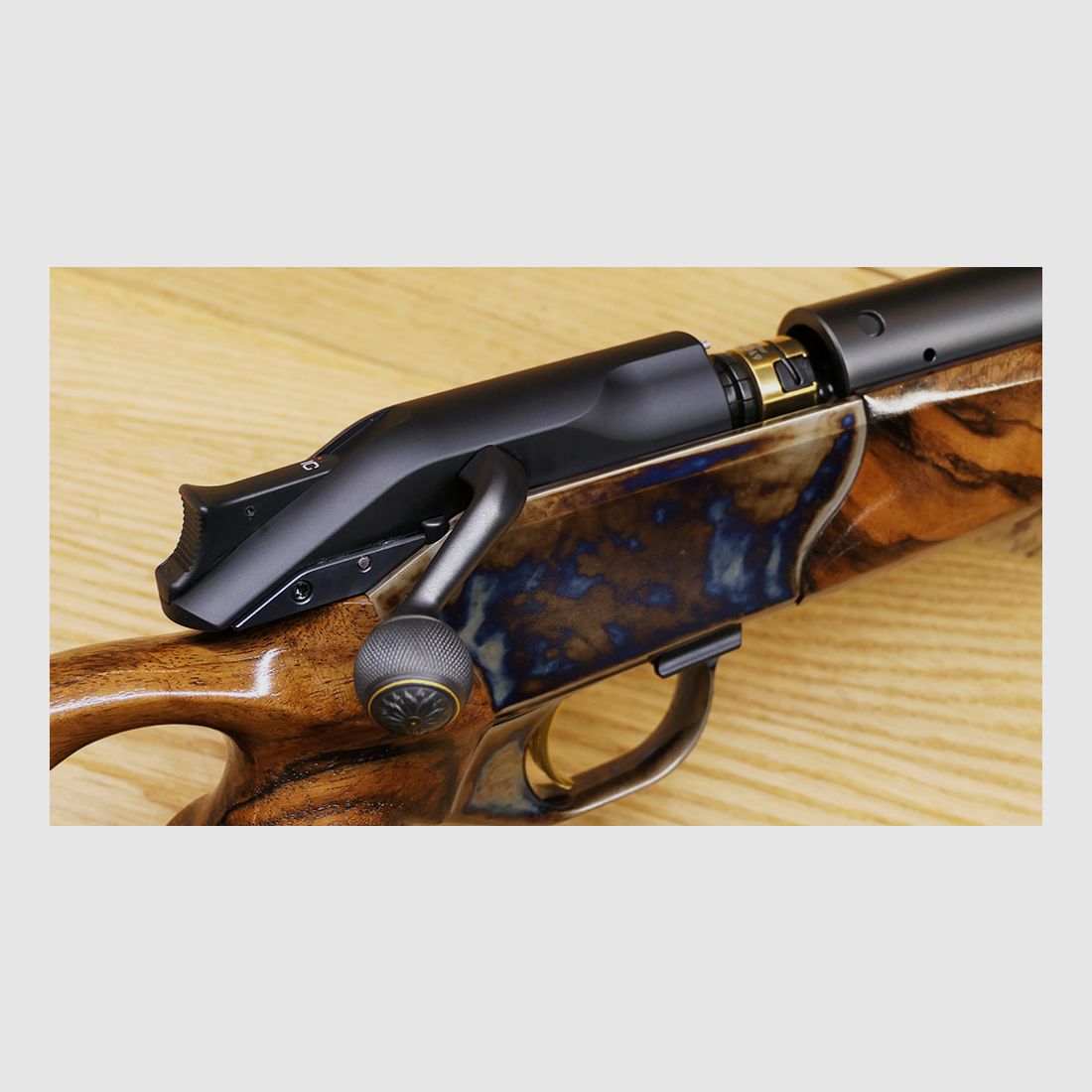 Blaser R8 mit Bunthärtung / Stahlsystem / kannelierter Lauf .308 / Stahlkugel gerändelt mit Blume und Goldlinie / goldener Verschlusskopf /  TRAUM AUS HOLZ & STAHL