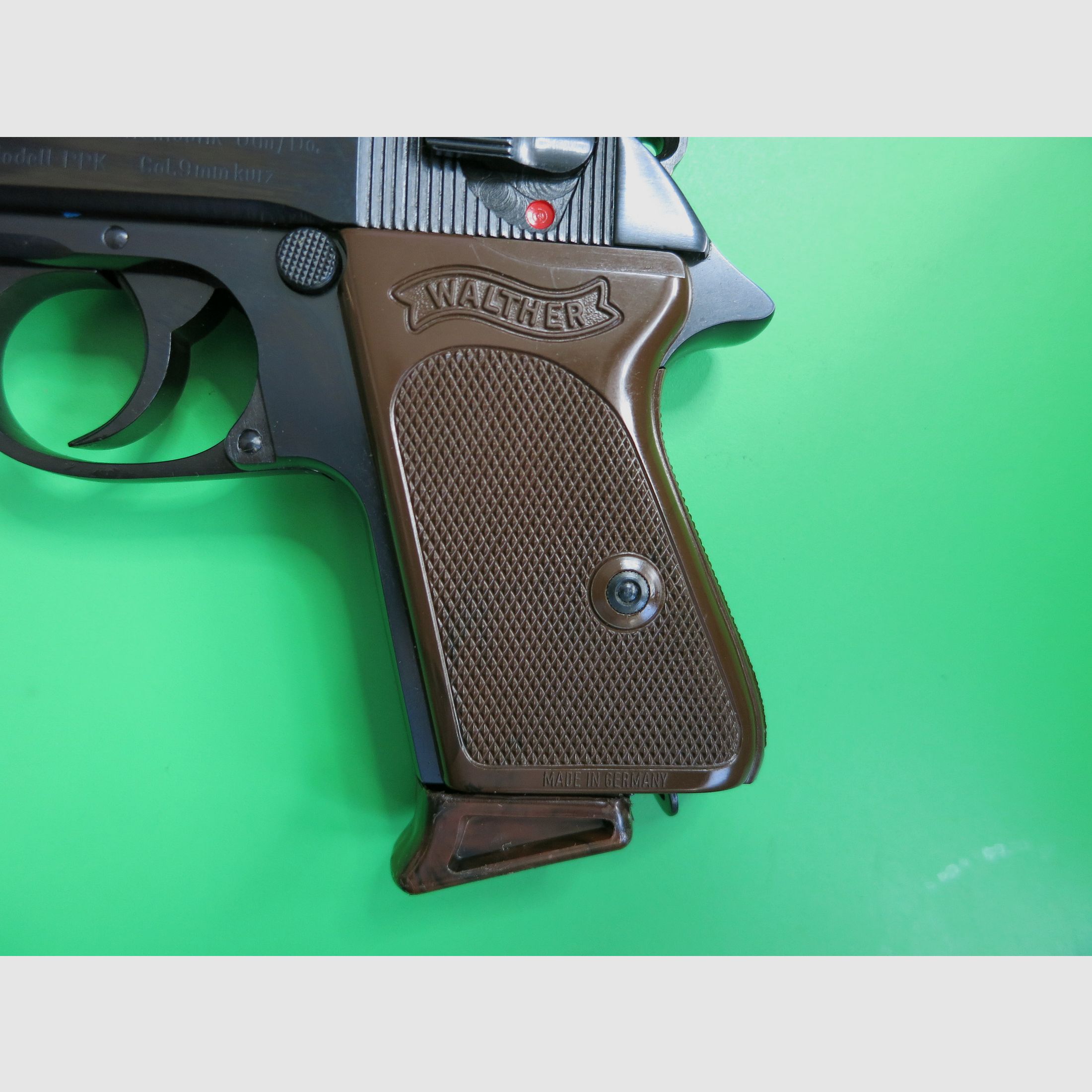 Pistola semiautomatica, Walther PPK, cal. 9 mm corto, impugnature marroni, come nuova       #82