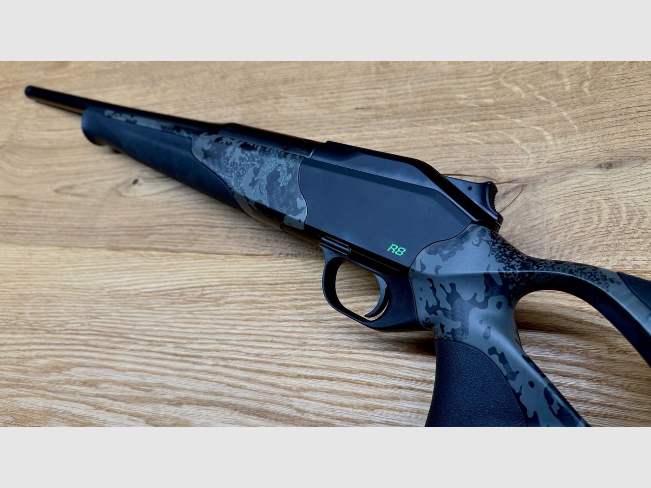 Blaser R8 Custom Carbon Huntec-Camo / Elastomereinlagen / gekürzter Lauf / Mündungsgewinde / Logo giftgrün // TRAUMWAFFE 