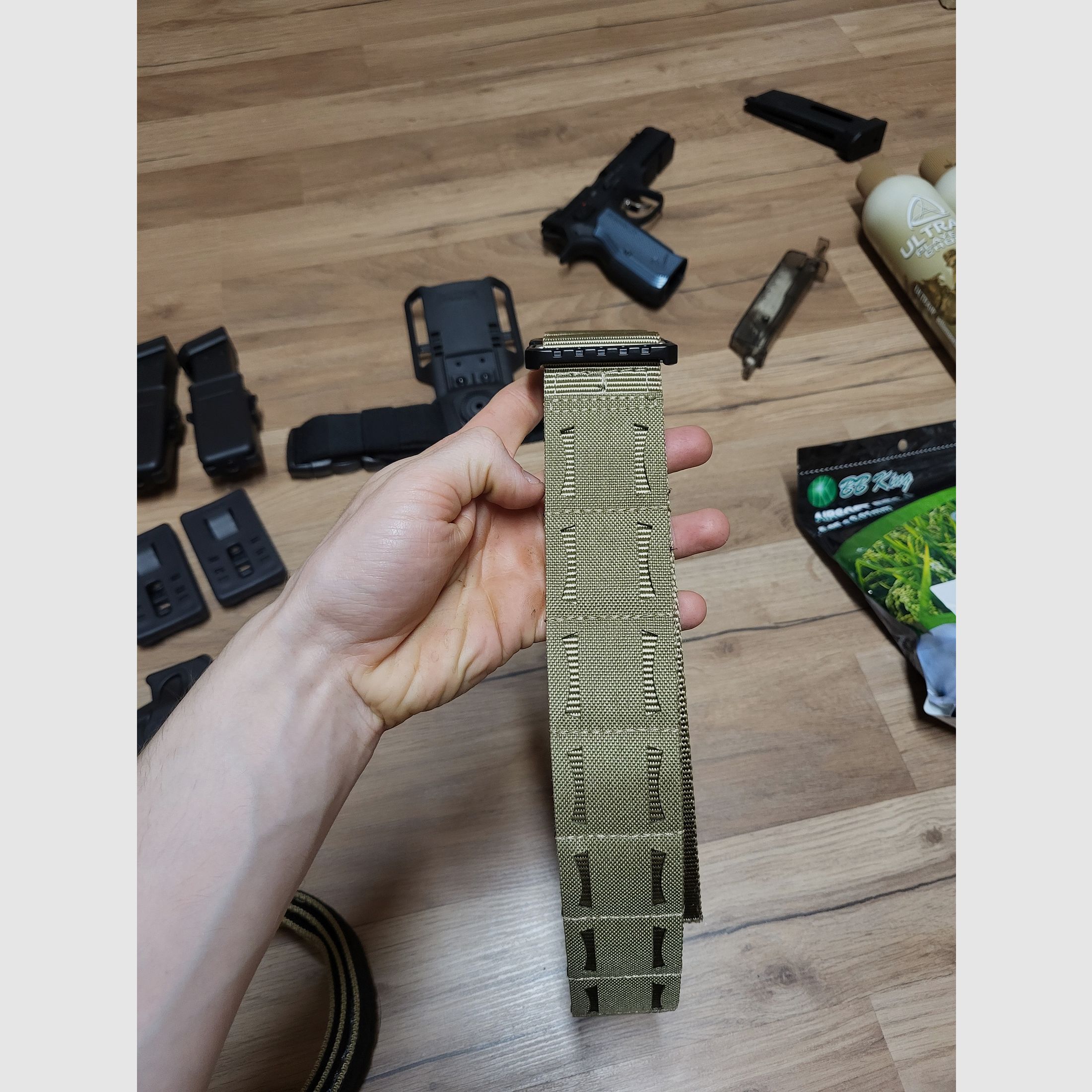 ASG CZ SHADOW 2 GBB AIRSOFT BUNDLE 4 chargeurs, 3 bouteilles de gaz Airsoft, 8000 billes, holster, 2 pochettes de chargeurs, ceinture Amomax peu utilisée