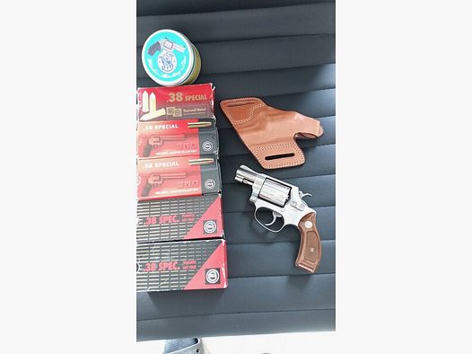 Revolver Smith & Wesson Mod. 60 mit Zubehör u. Munition