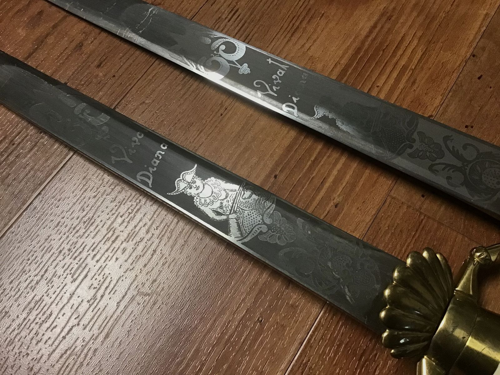 2 beaux couteaux de chasse presque épées avec l'inscription Vivat Diana