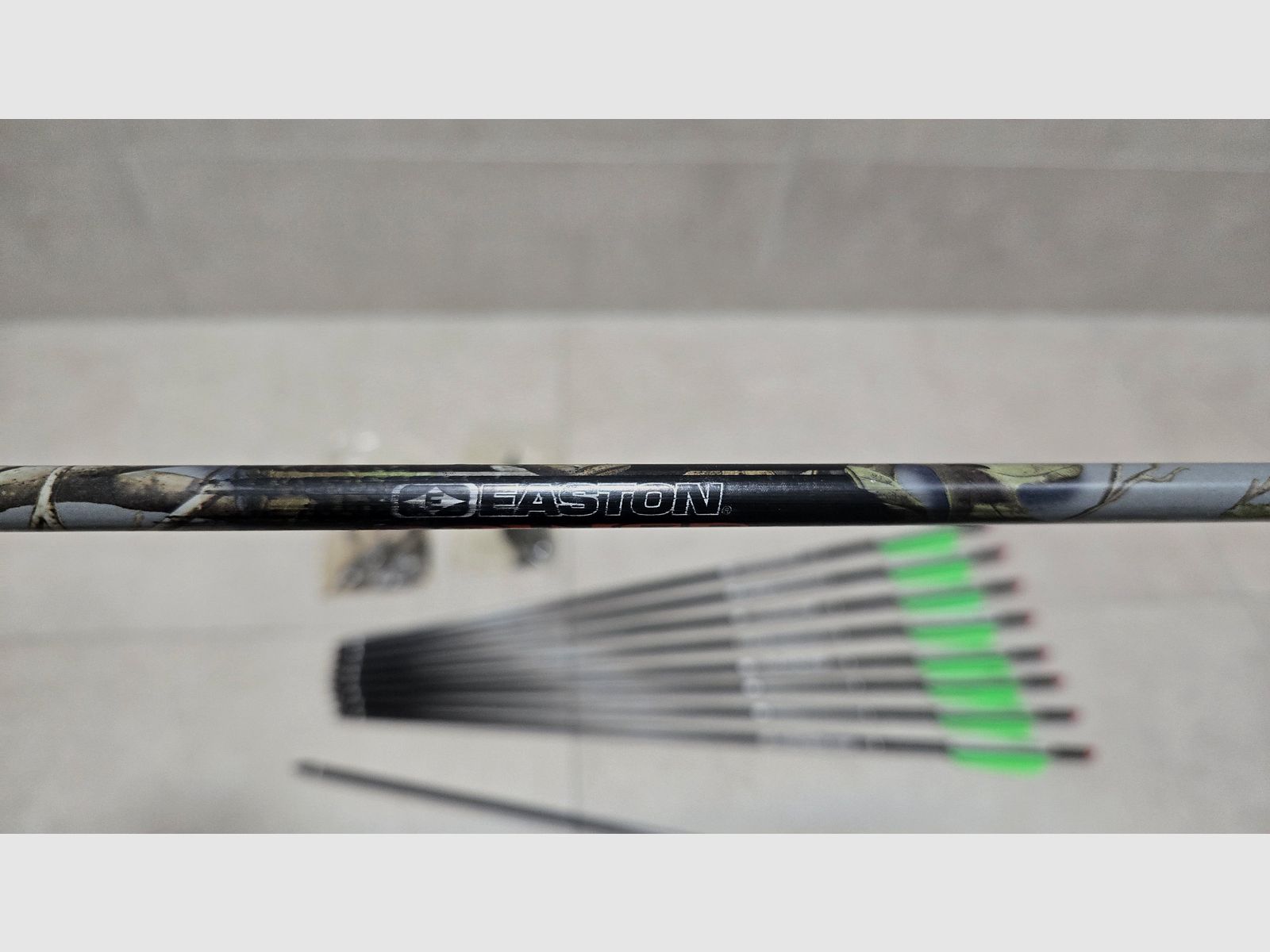3x Carbonbolts 22“ Easton Realtree Power 11.3 GPI con punte da 125gr + punta da caccia - freccia in look mimetico