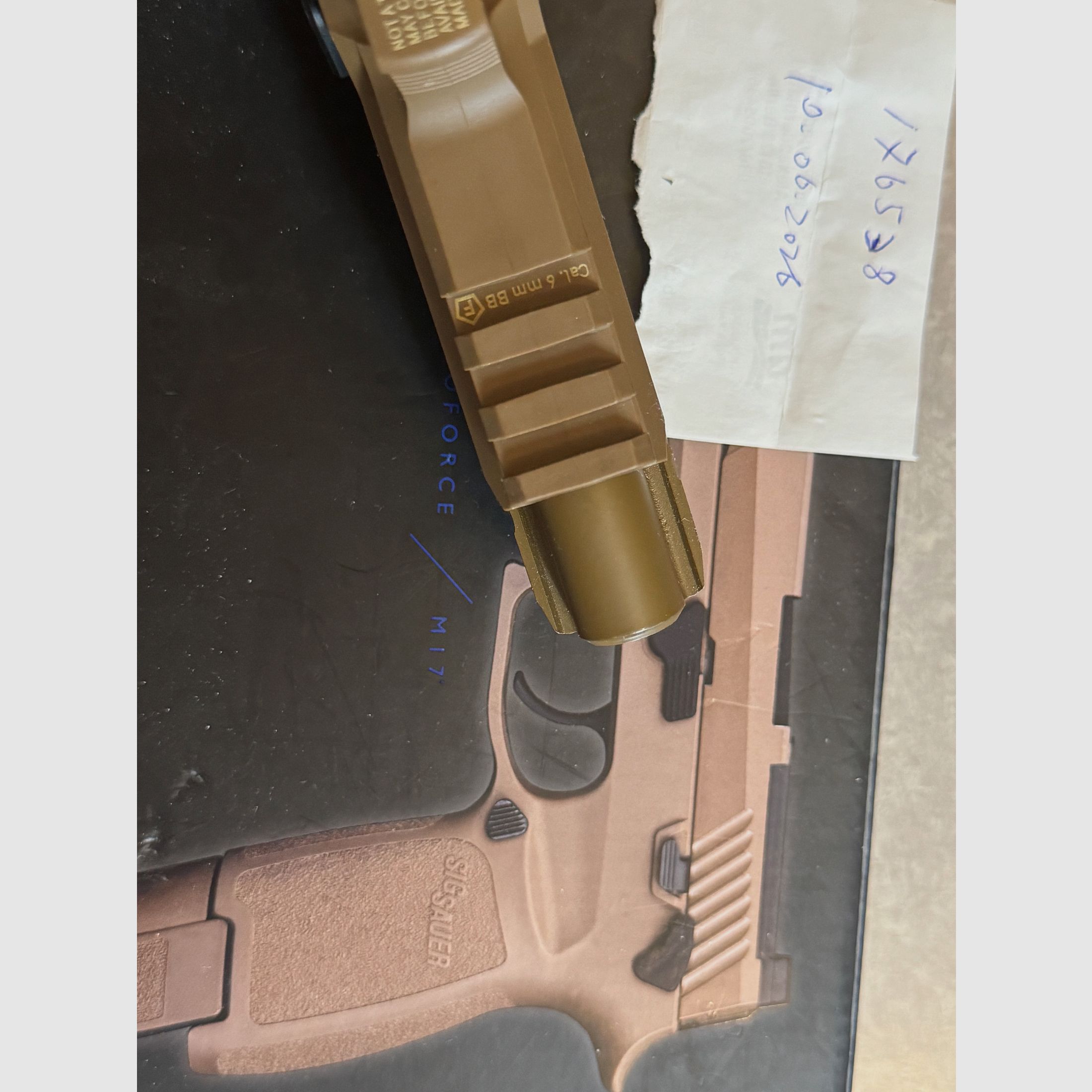 SIG Sauer M17 CO2 GBB Pistole inkl. ADE Raptor Red Dot & AMG High Output Valve