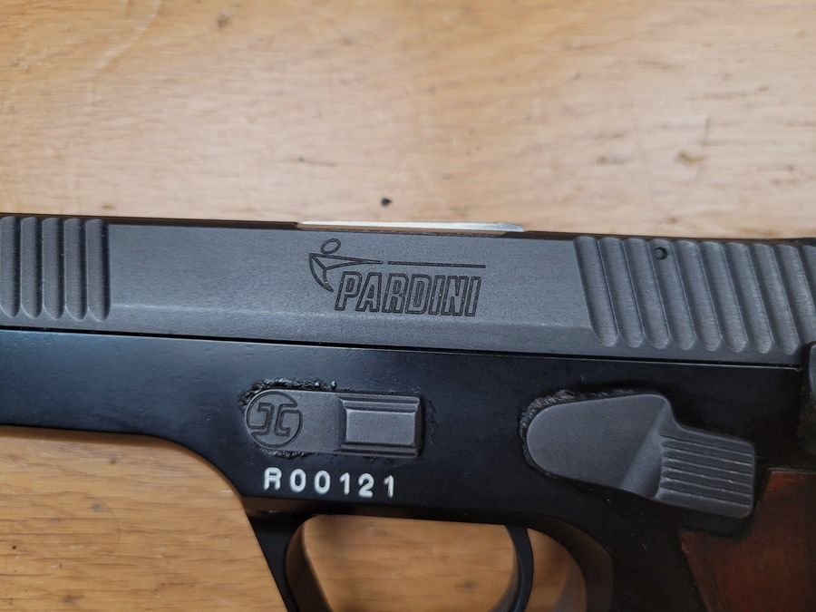 Sehr schöner Pardini GT45 Pistol – 45 ACP – Top-Aluminium-Gehäuse – 13-Schuss-Doppelmagazin – Alle Bedienelemente für Links- und Rechtshänder – Niedrig zugänglicher Verschlussfang – Petter-Verriegelung – Schräger Schaft im Luger-Stil – Luxus und Sport – Neuwertig, Bild 5 von 20