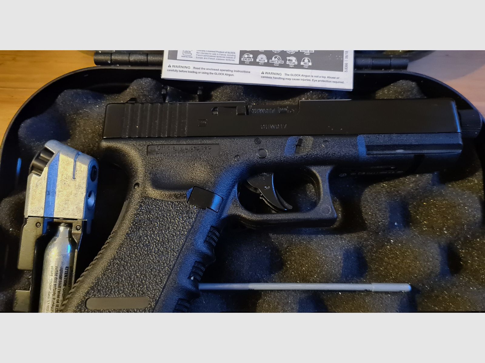 Glock 17 with barrel thread Co2 pistol caliber 4.5 mm steel BB / Diabolo blowback