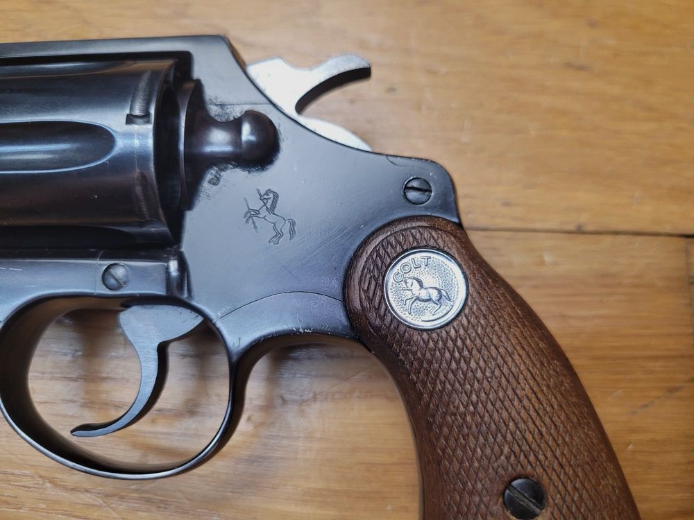 Schöner und seltener Colt Cobra – Subnose in .38 SP – Waffe von 1968 – Aluminiumrahmen – 2 Zoll Lauf mit einwandfreien Zügen – Sehr gute Mechanik und Ästhetik – Ikonische Waffe der Detektive mit großem Schnurrbart und Bodyguards – TBE!, Bild 4 von 19