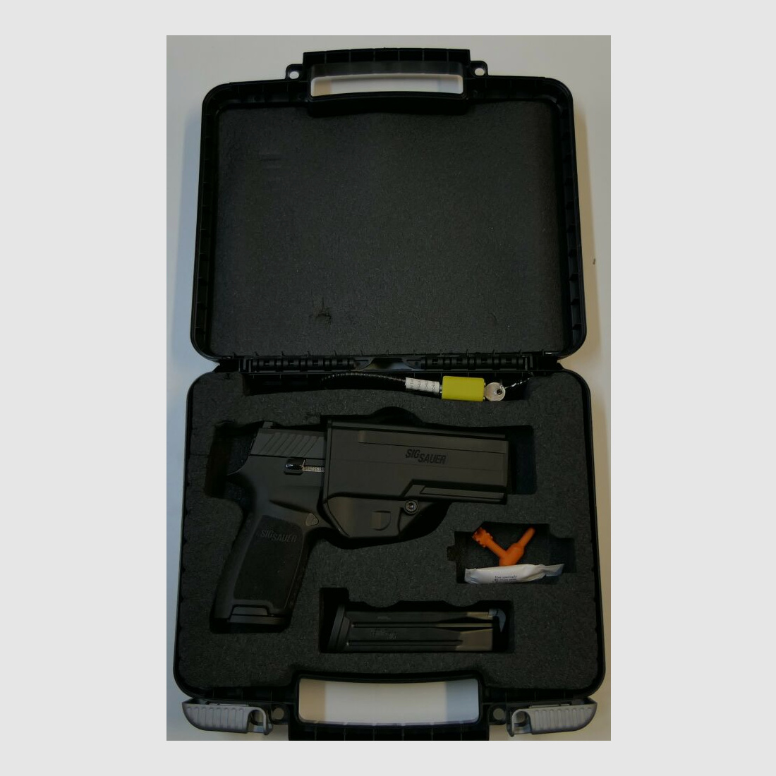 SIG SAUER pistol SIG Sauer P320F in caliber 9mm Para (9x19) including accessories