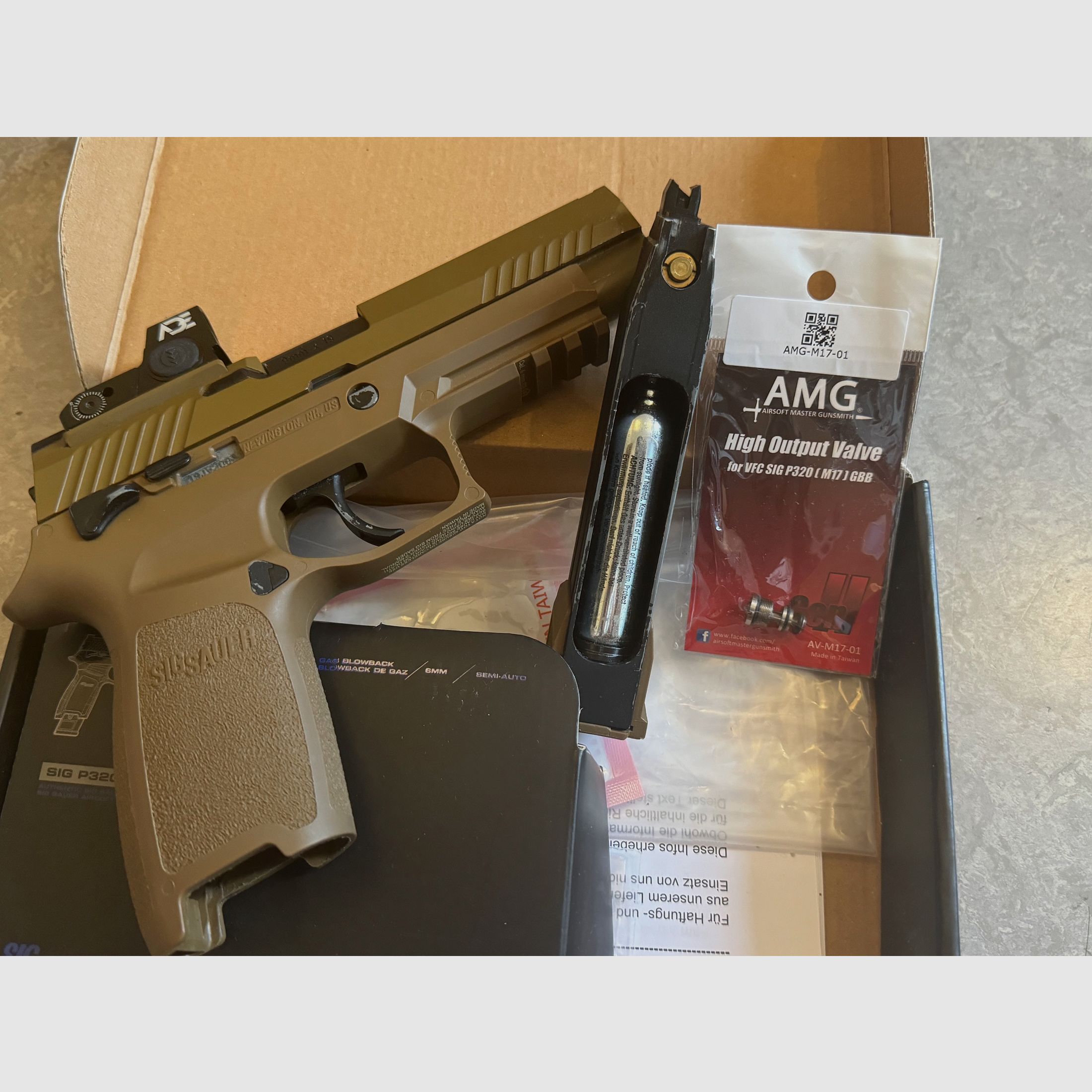 SIG Sauer M17 CO2 GBB Pistole inkl. ADE Raptor Red Dot & AMG High Output Valve