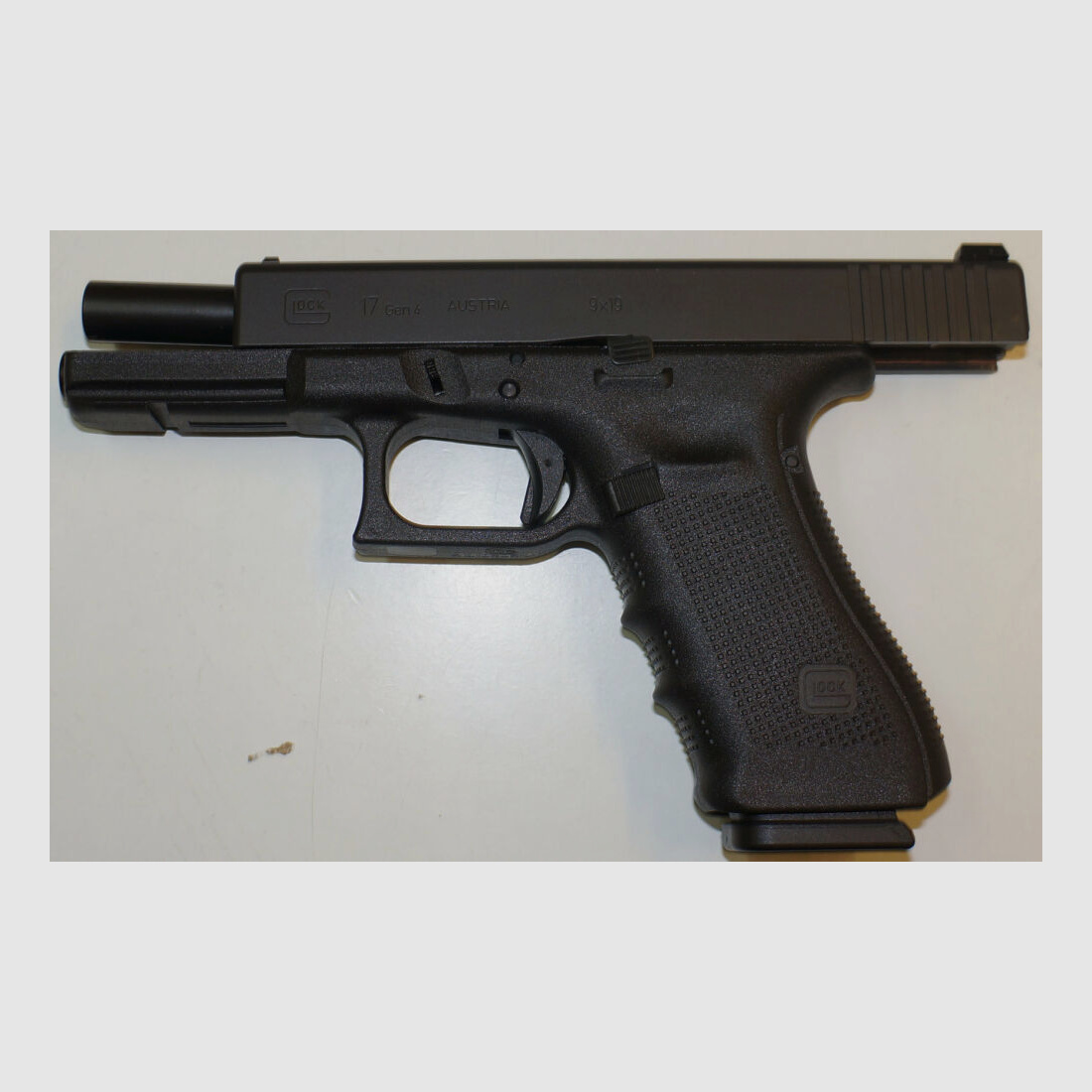 Glock pistol Glock 17 Gen4 in caliber 9mm Para (9x19) including accessories