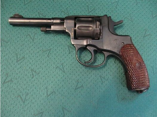Revolver Nagant Baujahr 1944, Lauf spiegelblank, mit Holster und Fangriemen