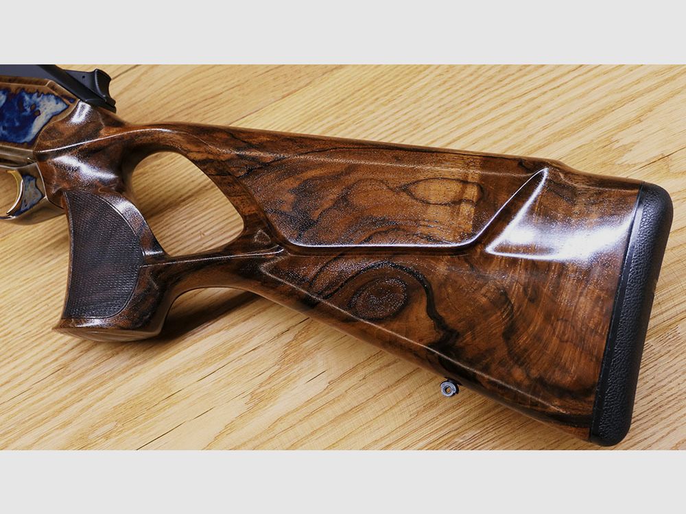Blaser R8 mit Bunthärtung / Stahlsystem / kannelierter Lauf .308 / Stahlkugel gerändelt mit Blume und Goldlinie / goldener Verschlusskopf /  TRAUM AUS HOLZ & STAHL