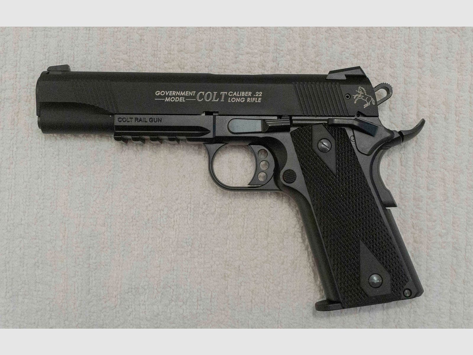 Pistole Colt 1911 Rail Gun Government Modell 22lfB
