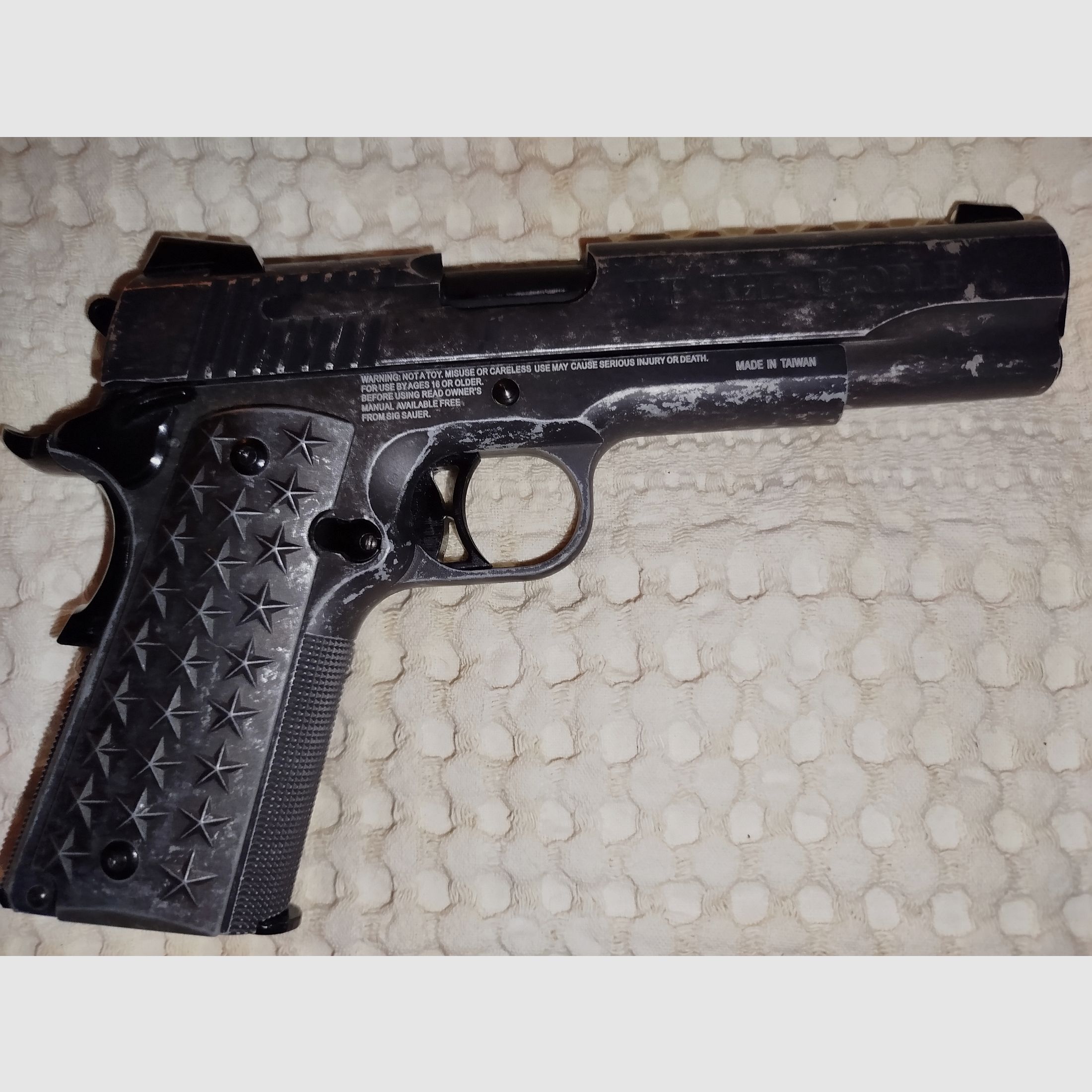 Sig Sauer 1911 WTP + 24 CO2 capsules + pellet trap + 90 targets + 2940 BBs