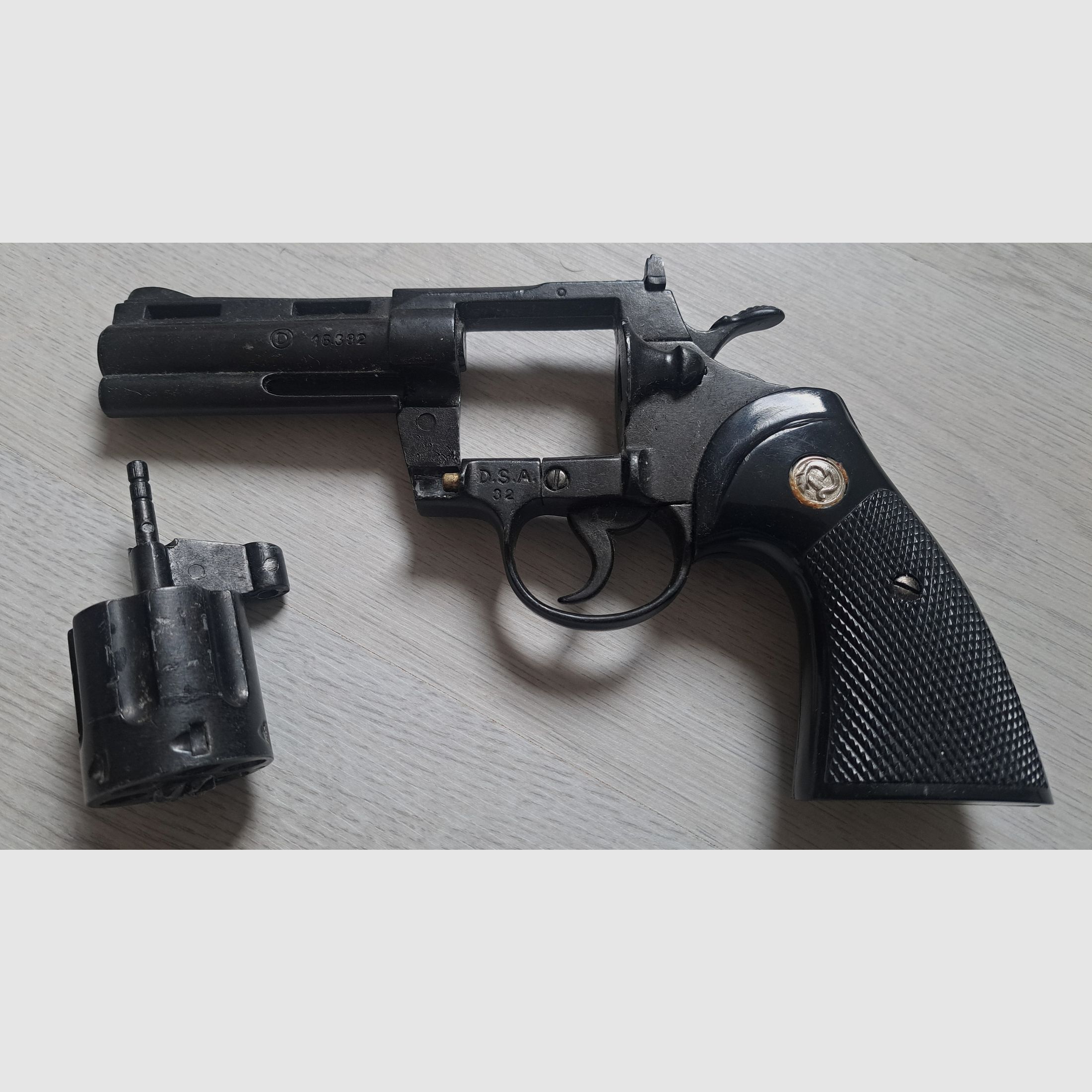 Deko Revolver Colt Python 4 .357 Magnum (Defekte Trommelhalterung)