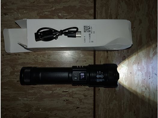 Flashlight Taschenlampe Zoom Strobo funktion Akkustand digital aufladen USB Helligkeit regelbar 