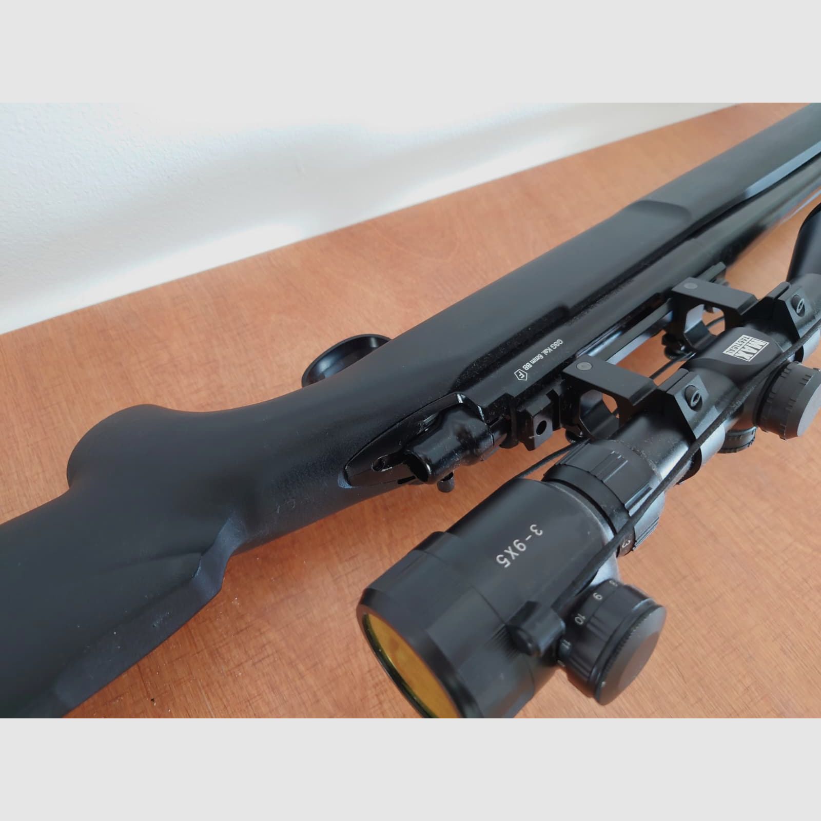 KJ Works M700 Police High Velocity Gas Bolt Action Gewehr 6mm BB schwarz (+MAX Tactical Zielfernrohr 3-9x50E beleuchtet mit Ringe für 22 mm Schiene)