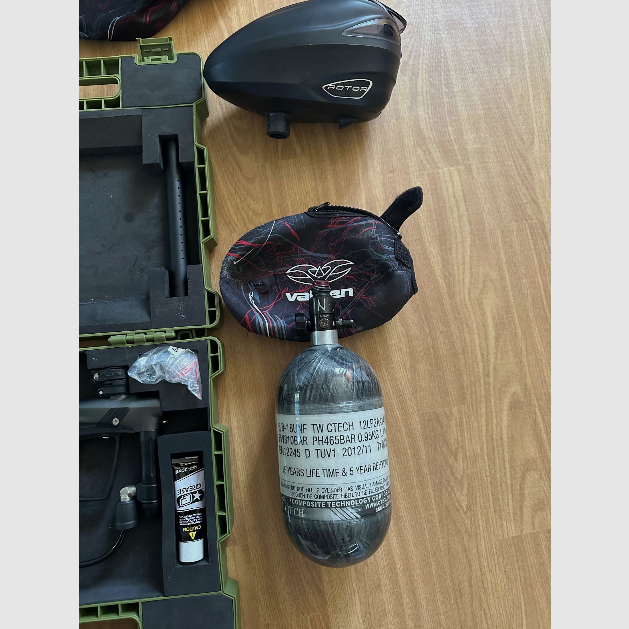 Paintball Komplettset – Planet Eclipse Etha, Dye Rotor, HP-Flasche, Maske & Kleidung