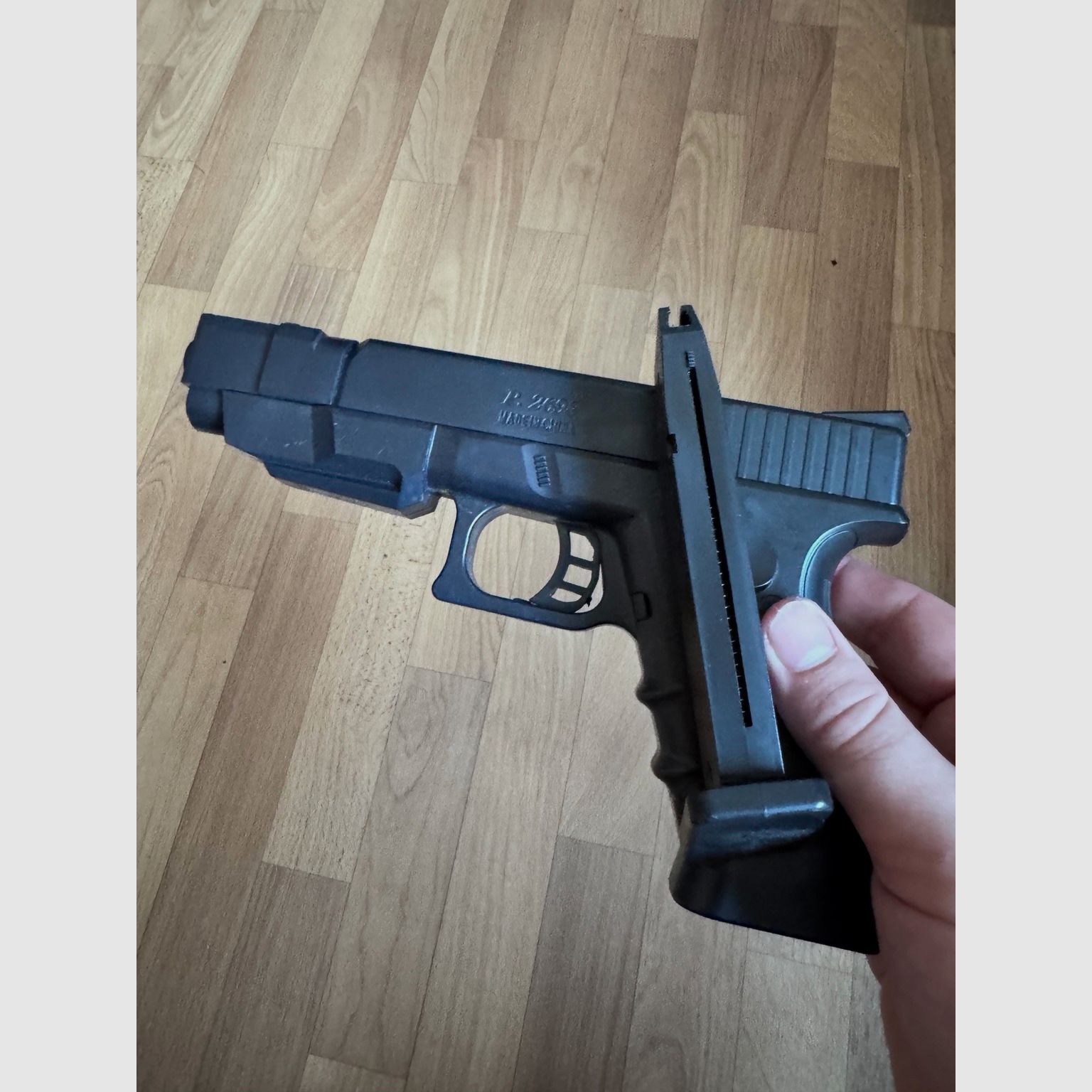 Small, lightweight spring-powered airsoft