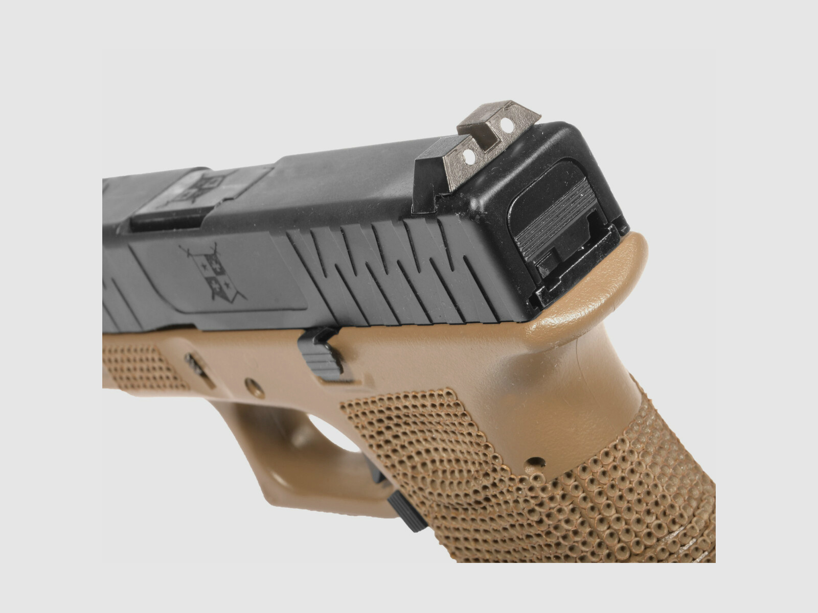 P05 GBB Airsoft Pistole in Tan | Delta Armory